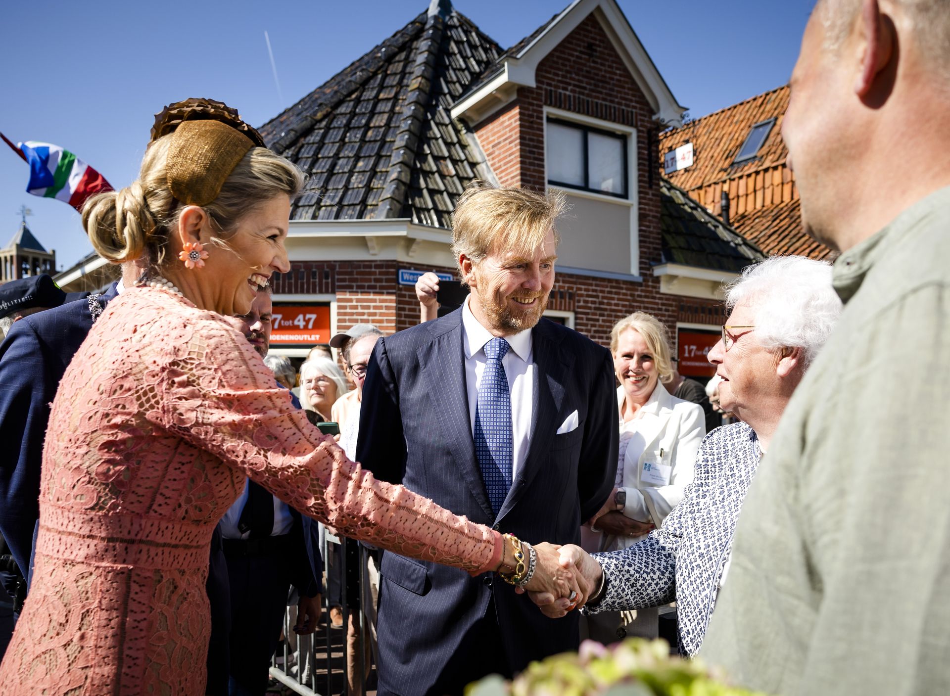 Één van de bewoners van Winsum schudt de hand met koningin Máxima.