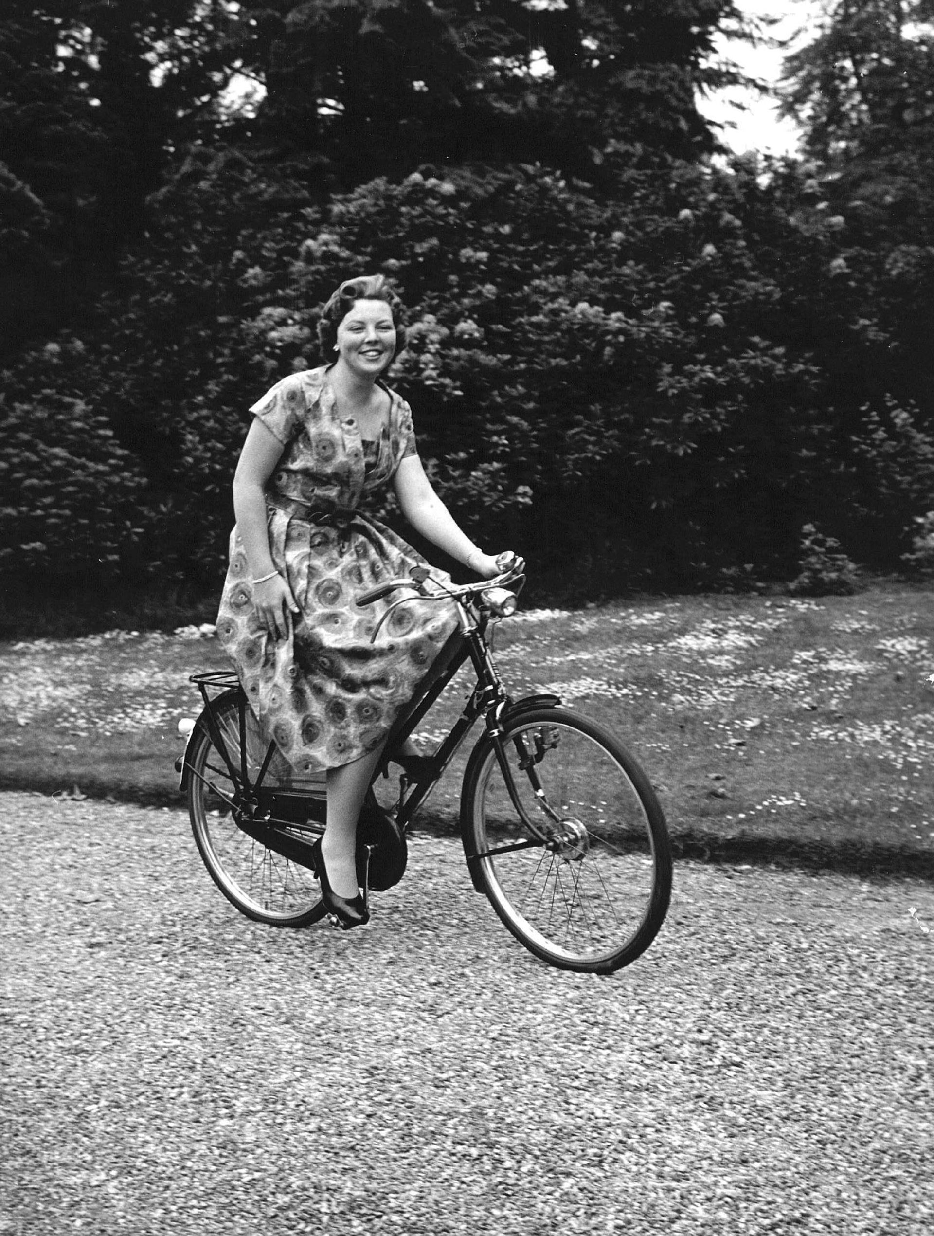 Prinses Beatrix op de fiets vanaf kasteel Drakensteyn in 1959.
