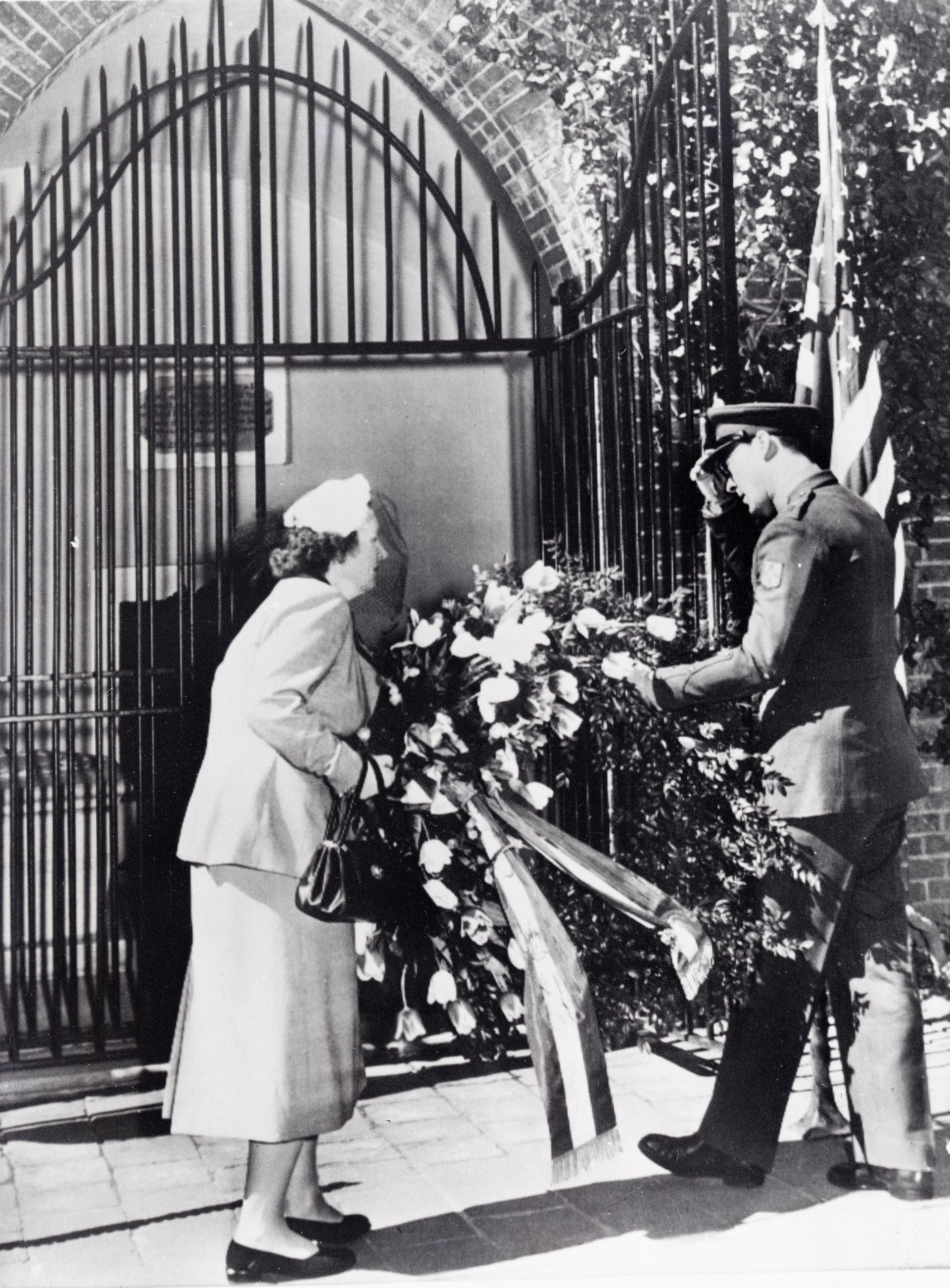 Koningin Juliana en prins Bernhard leggen een krans
