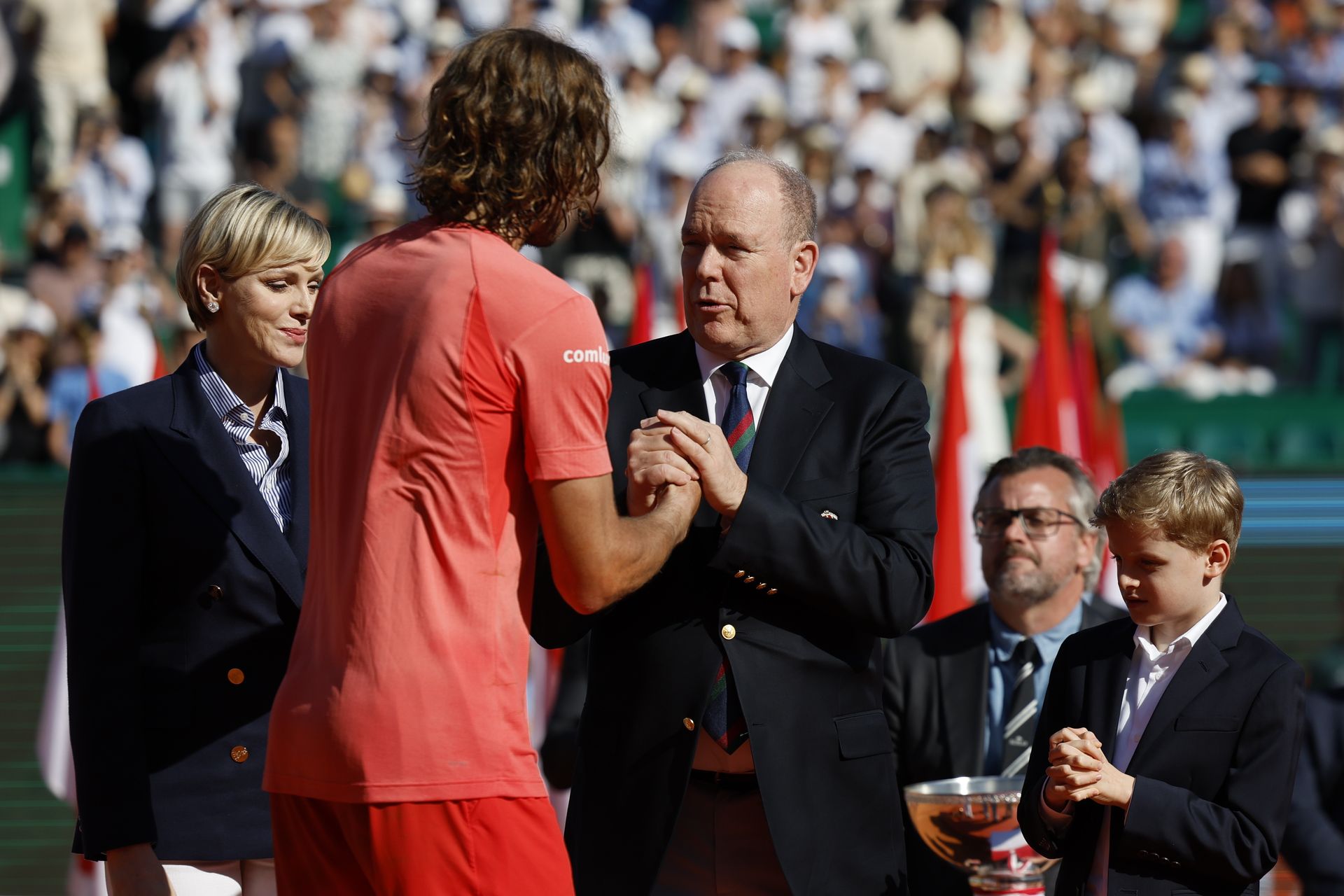 Prins Albert feliciteert de winnaar van de Monte-Carlo Masters 2024: Stefanos Tsitsipas