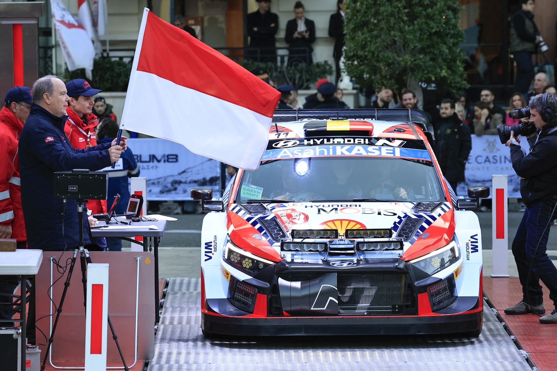 Prins Albert zwaait de vlag van Monaco voor de start van de Rallye van Monte-Carlo in januari 2024.