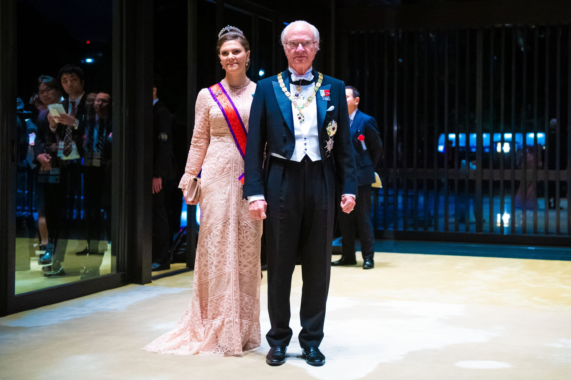 Prinses Victoria en koning Carl Gustaf bij de inhuldiging van de Japanse keizer.