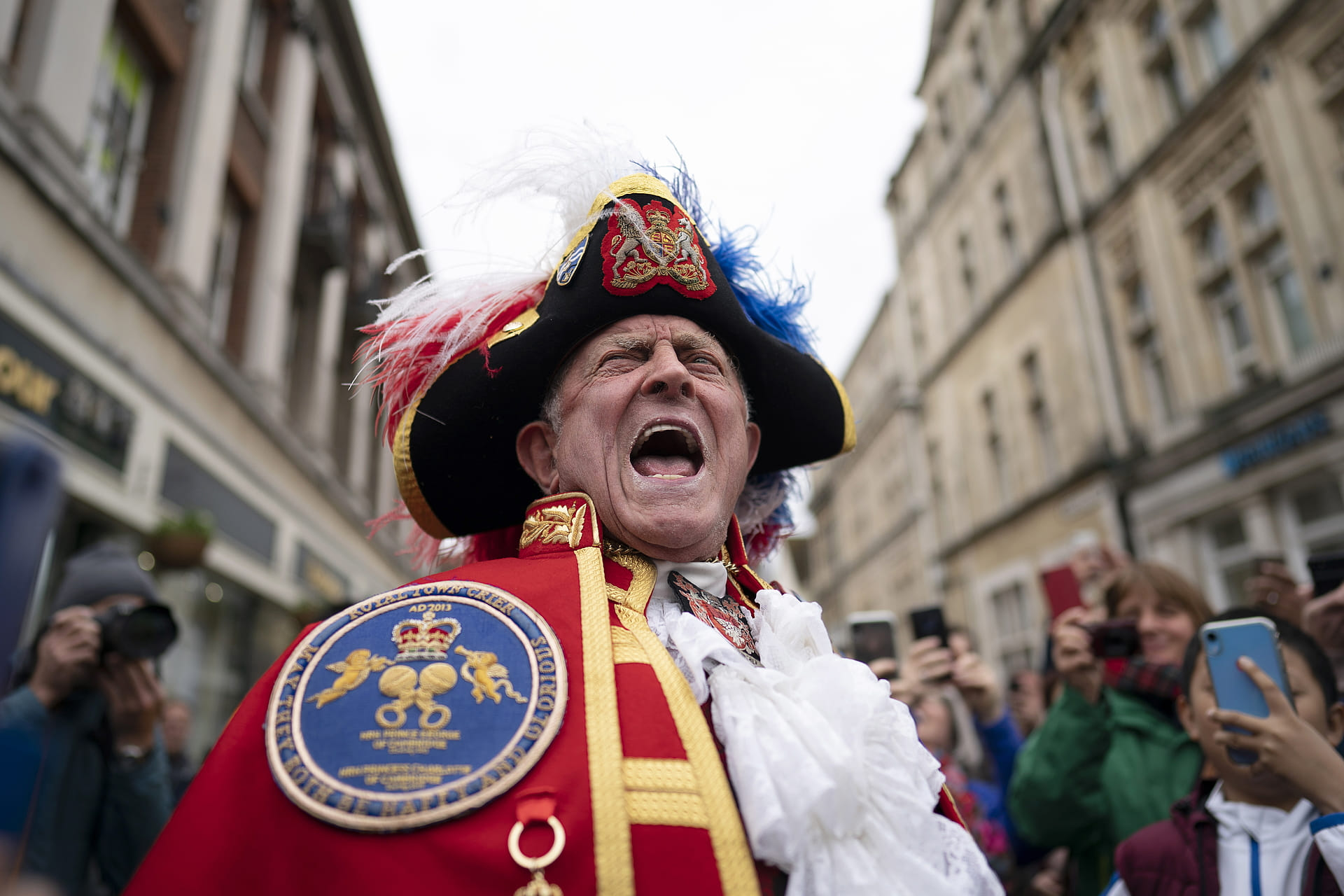 De stadsomroeper van Windsor kondigt de geboorte van de zoon van Harry en Meghan aan.