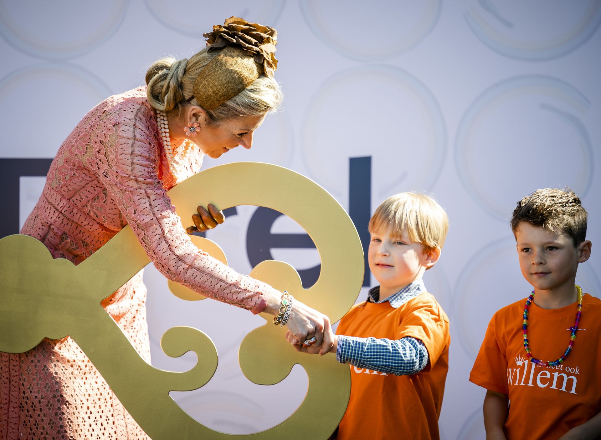 Koningin Máxima opent samen met een aantal basisschoolleerlingen het gebouw De Tirrel.