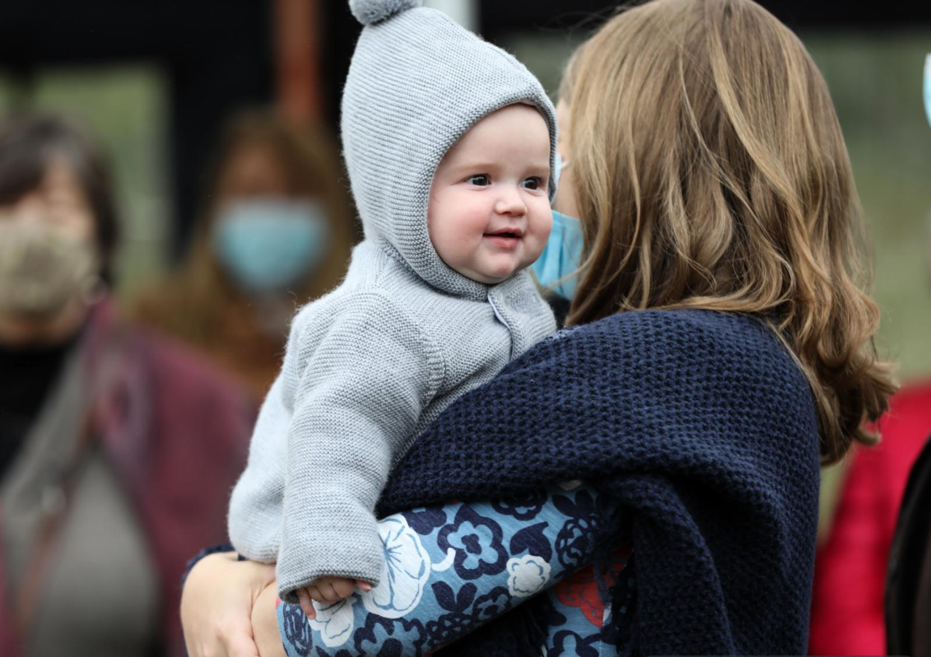 Erfgroothertogin Stéphanie met haar oudste zoon prins Charles op haar arm in 2020.