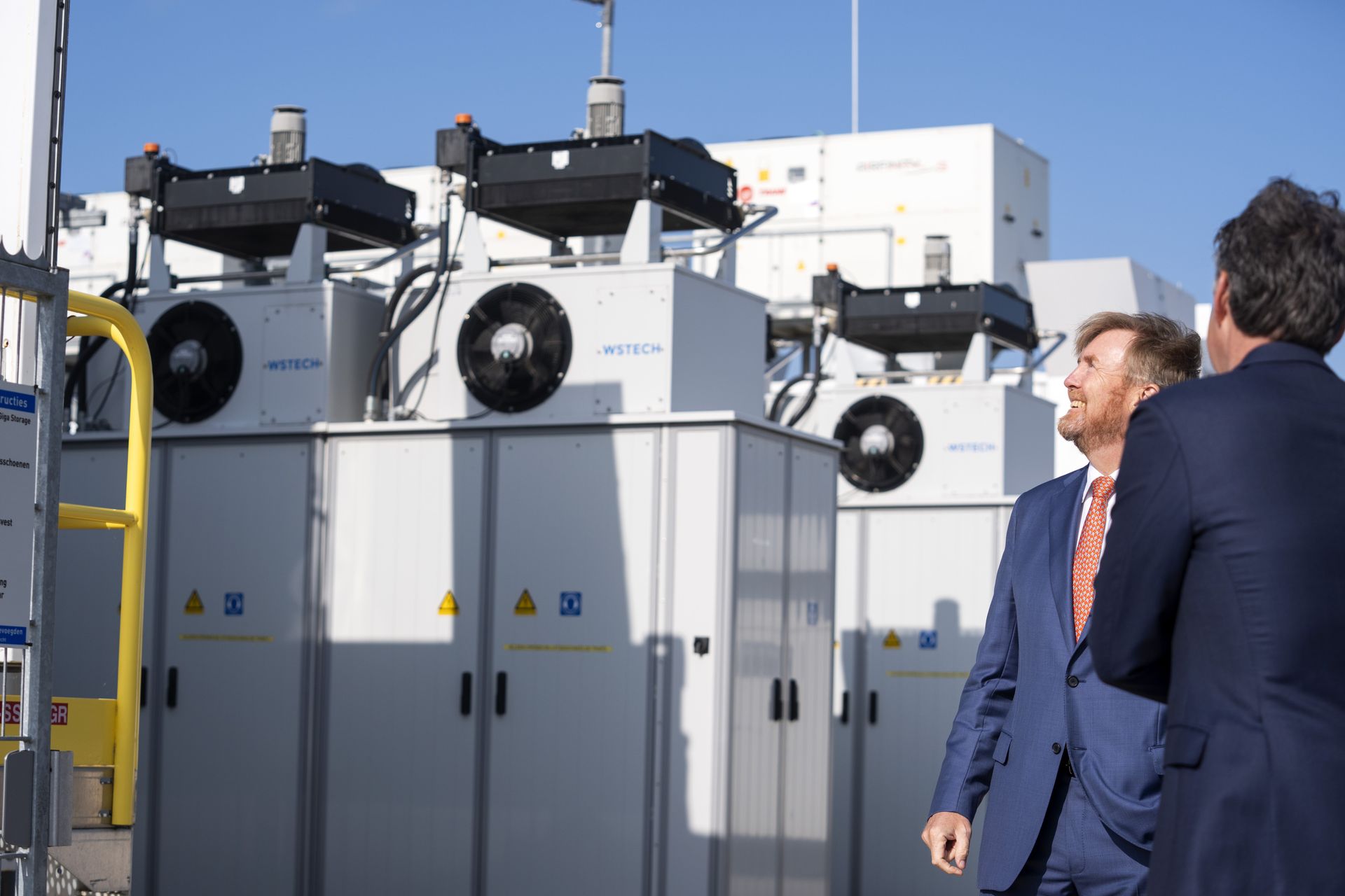 Koning Willem-Alexander tijdens een rondleiding op het batterijenpark.