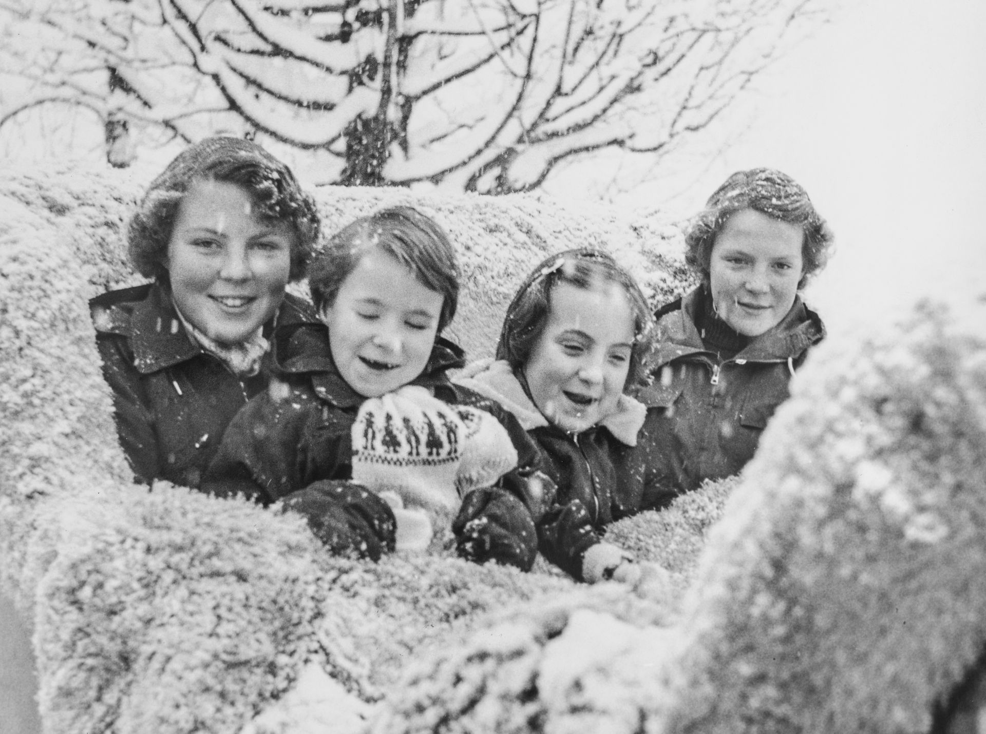 Beatrix met zussen tijdens wintersport in 1953