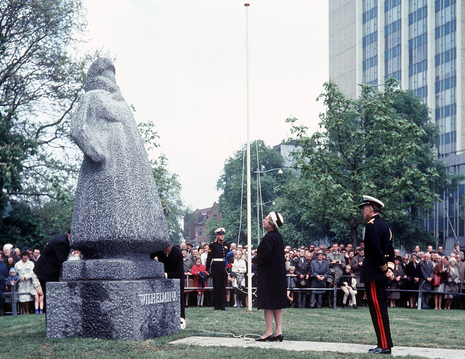 Standbeeld_Wilhelmina_Rotterdam.jpg