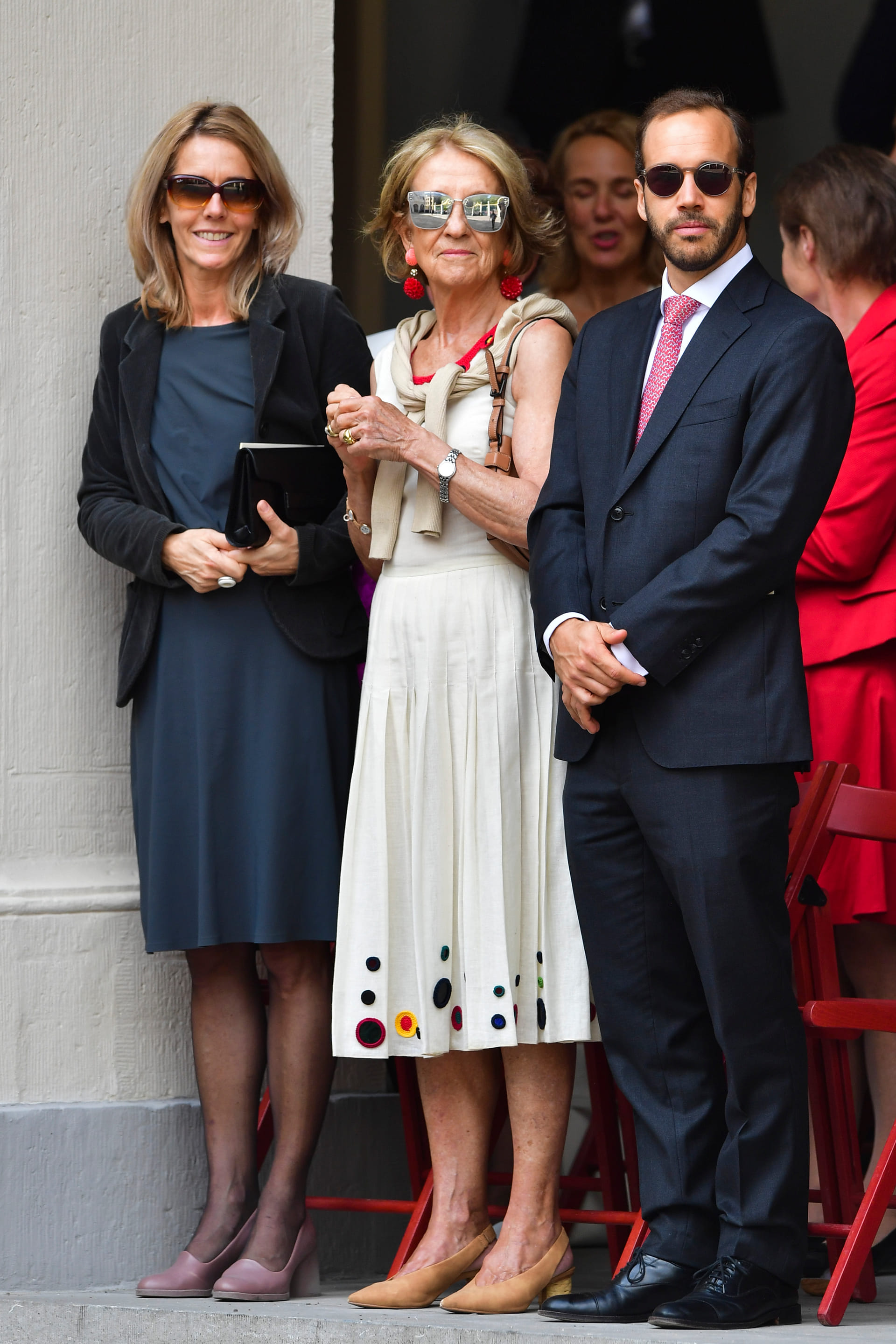 María del Carmen Cerruti de Zorreguieta wordt vergezeld door haar zoon Juan Zorreguieta.