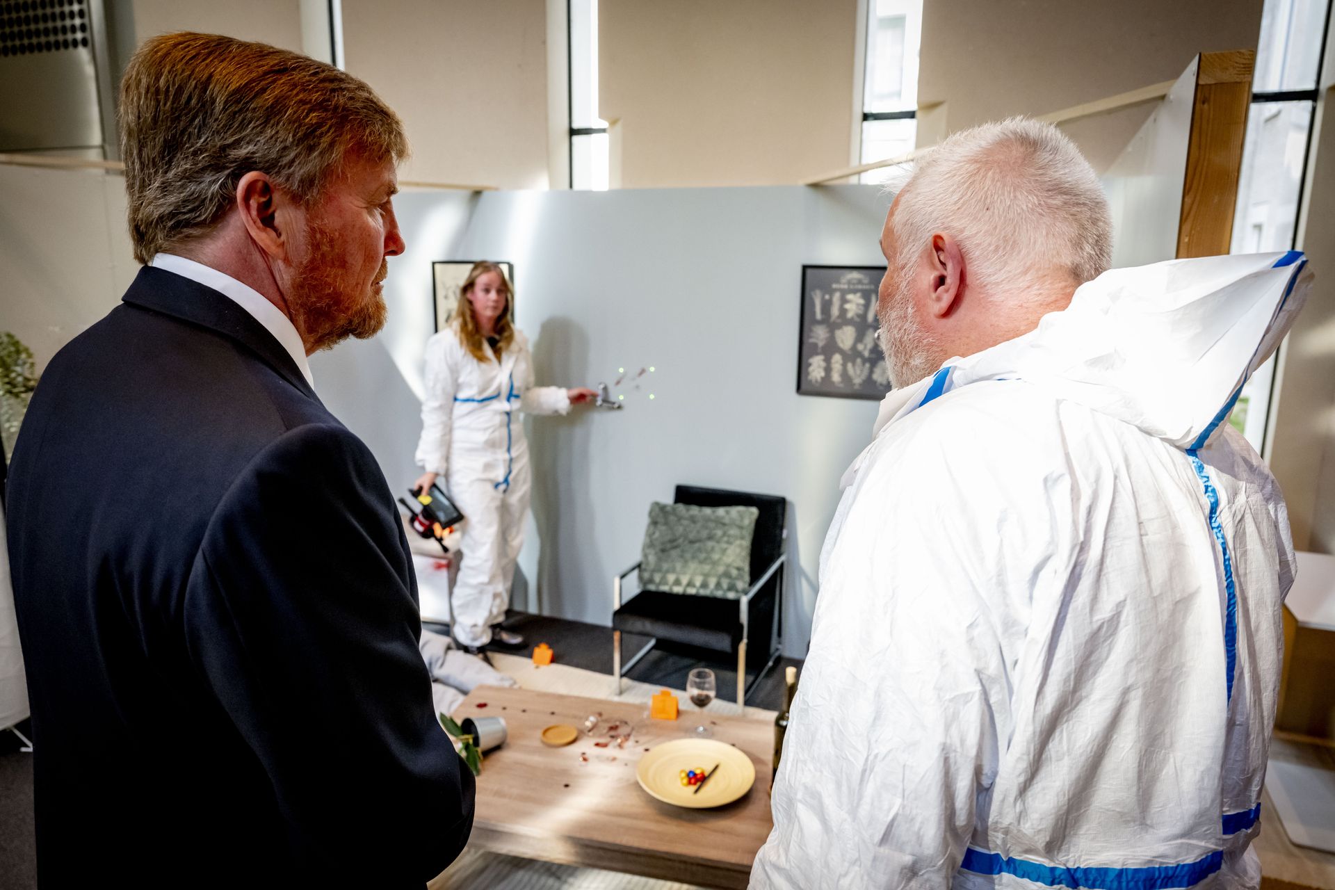 Koning Willem-Alexander brengt een werkbezoek aan het Nederlands Forensisch Instituut (NFI)