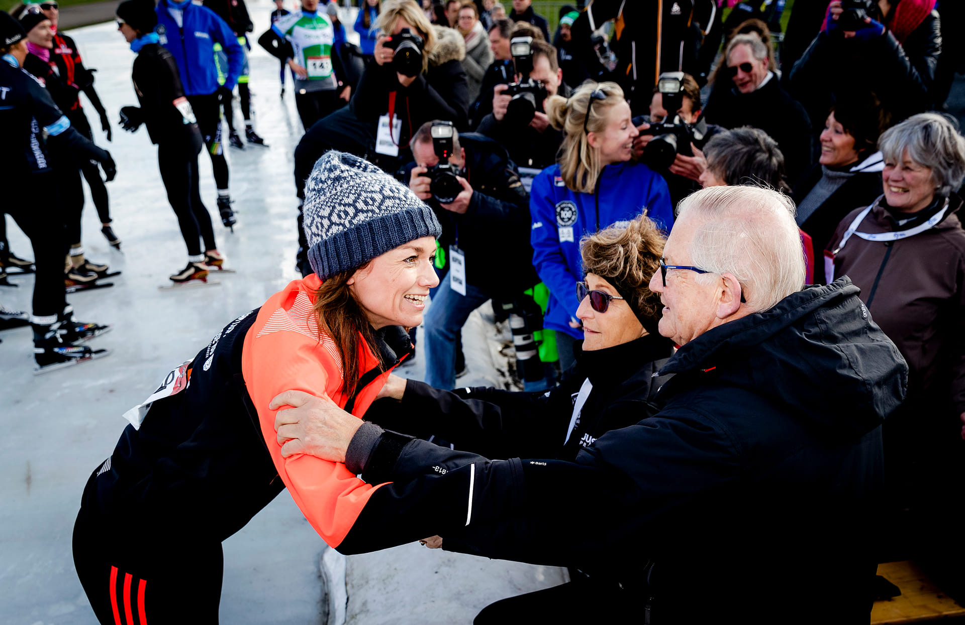 Biddinghuizen 2017: Een schaatsende prinses Aimée begroet haar schoonouders prof. mr. Pieter van Vollenhoven en prinses Margriet, die haar vanuit het publiek toejuichen.