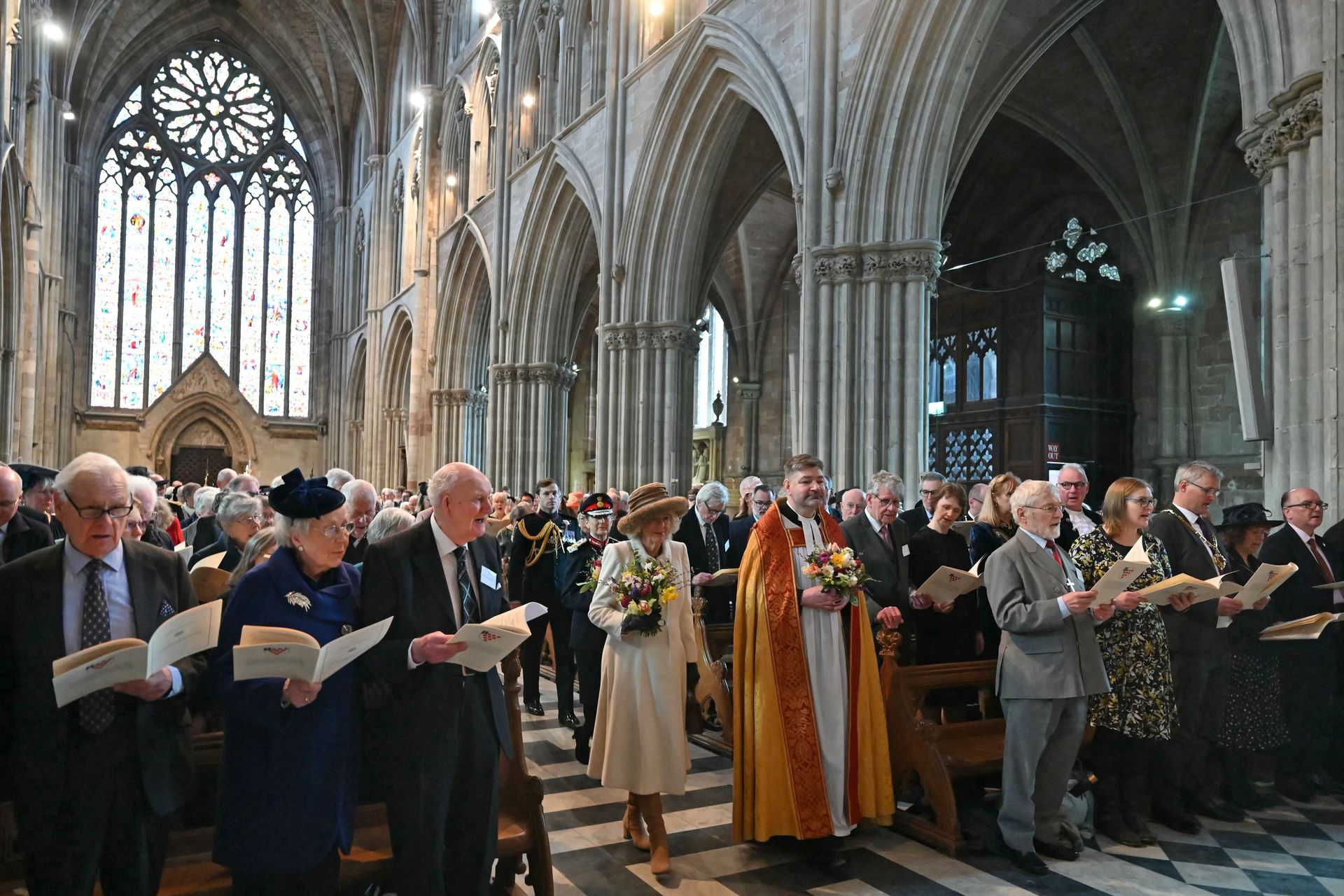 Koningin Camilla tijdens de kerkelijke dienst van de Royal Maundy Service in Worcester Cathedral
