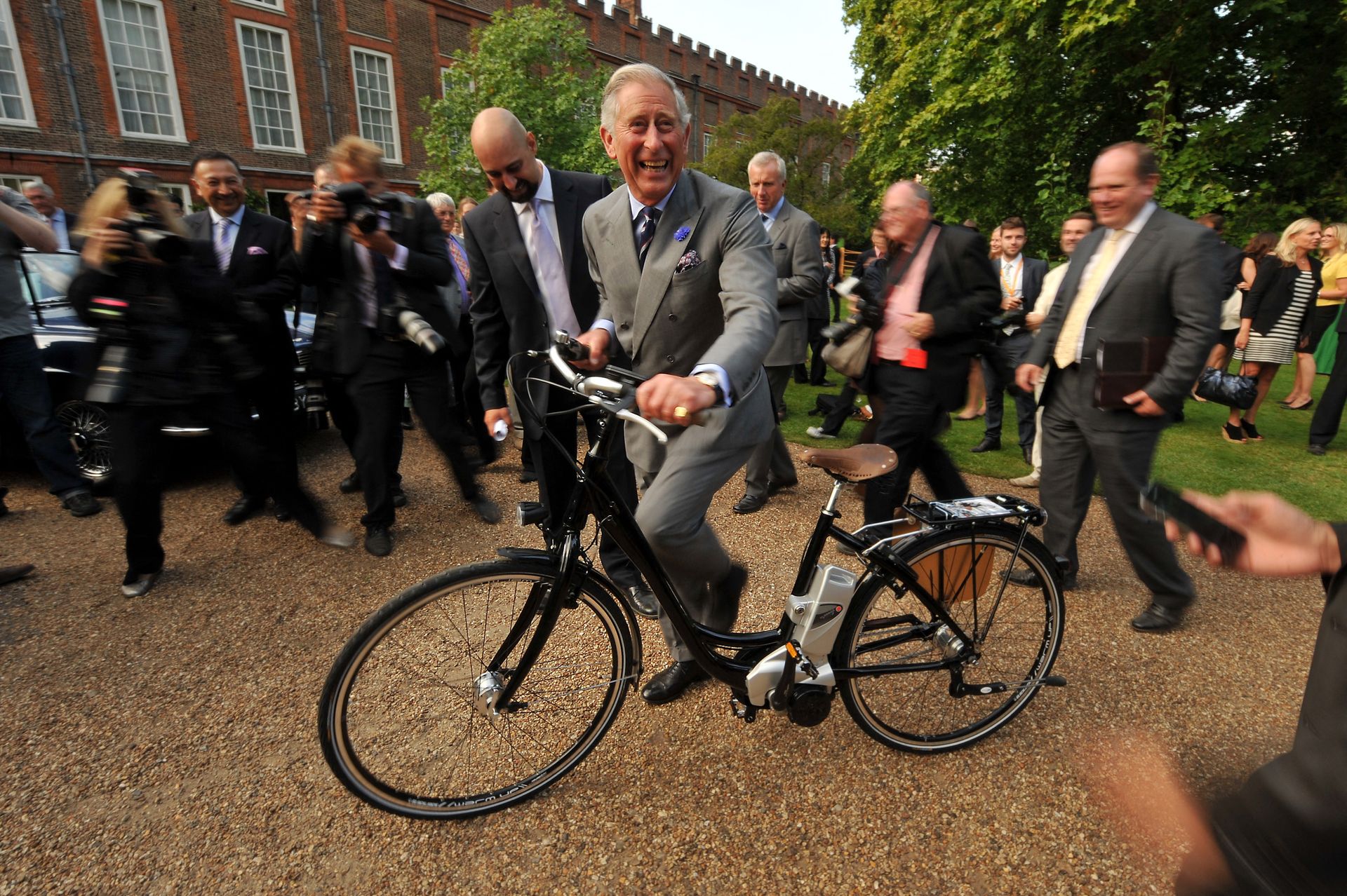 Prins Charles rijdt in 2011 op een elektrische fiets tijdens de Start Garden Exhibition in Londen.