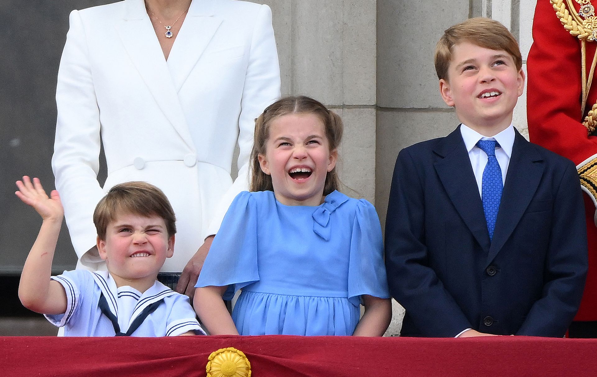 2022 - Prins George, prins Charlotte en prins Louis bewonderen een groep overvliegende vliegtuigen vanaf het balkon op Buckingham Palace