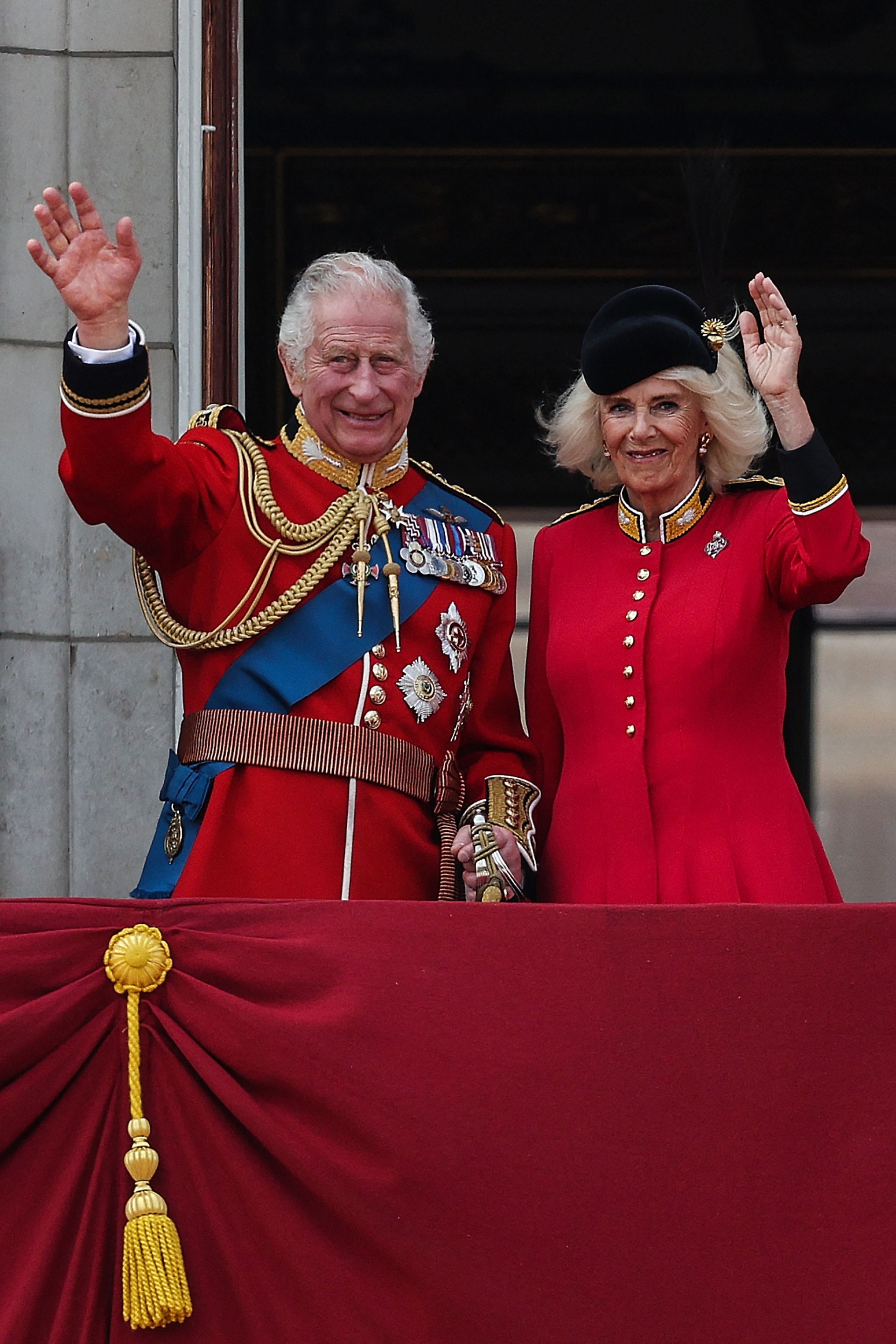 Koning Charles tijdens zijn eerste balkonscène als vorst samen met koningin Camilla in 2023.
