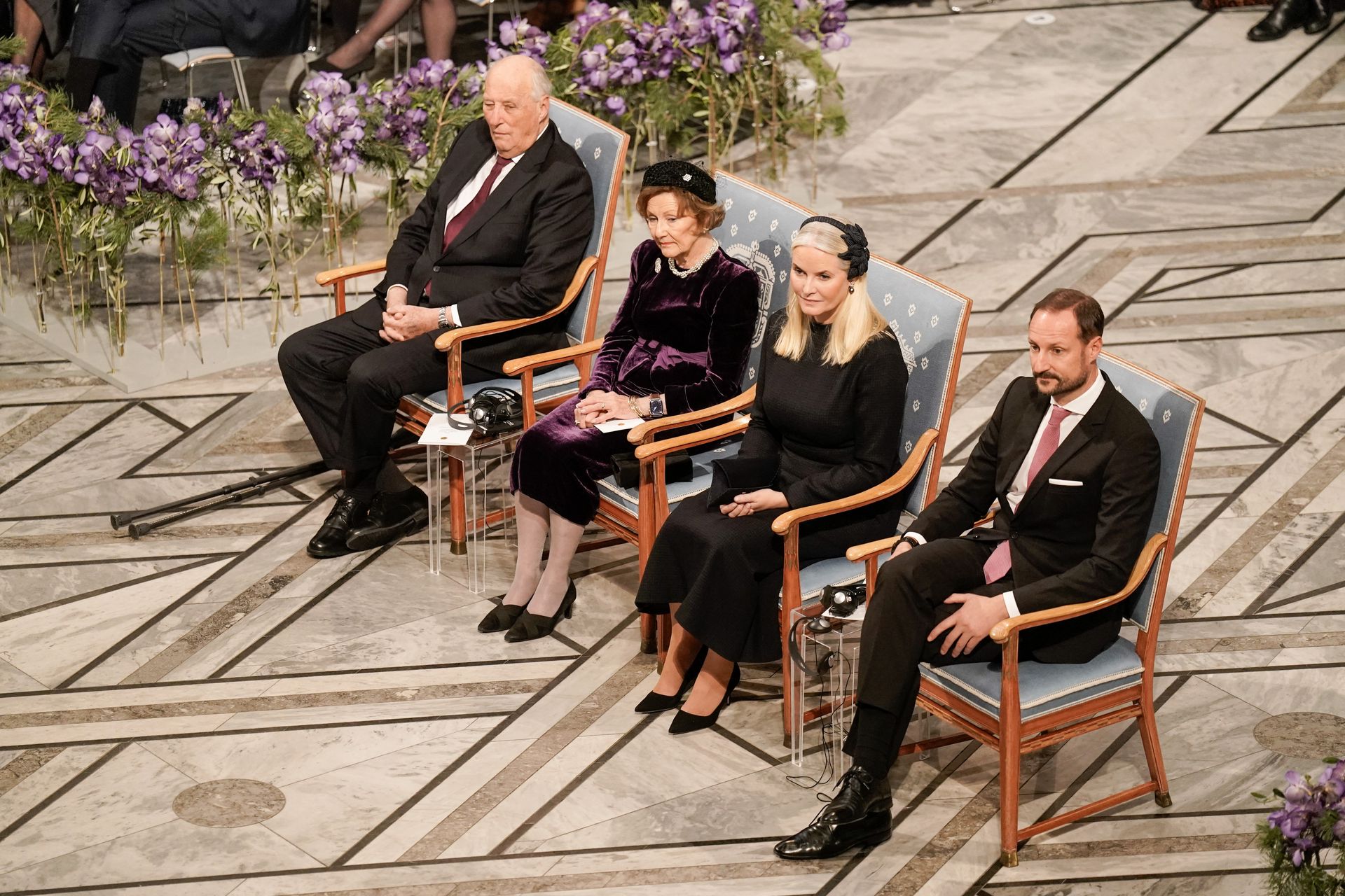 Koning Harald, koningin Sonja, kroonprinses Mette-Marit en kroonprins Haakon wonen de uitreiking van de Nobelprijs voor de Vrede 2023 bij in het stadhuis van Oslo.