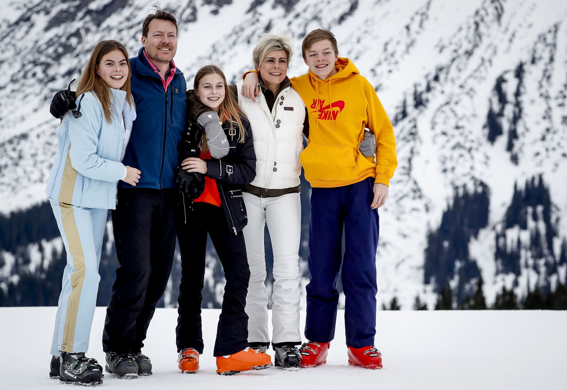 Het gezin samen op wintersportvakantie in Lech tijdens het fotomoment in 2020.