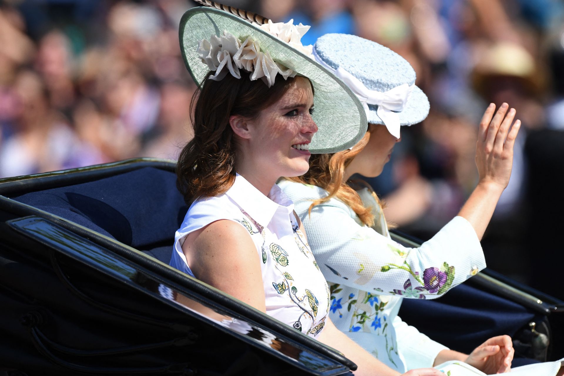 Eugenie en Beatrice trooping the colour