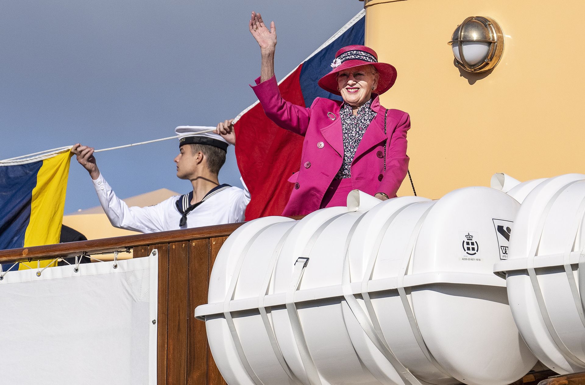 Koningin Margrethe aan boord van de Dannebrog in 2021.
