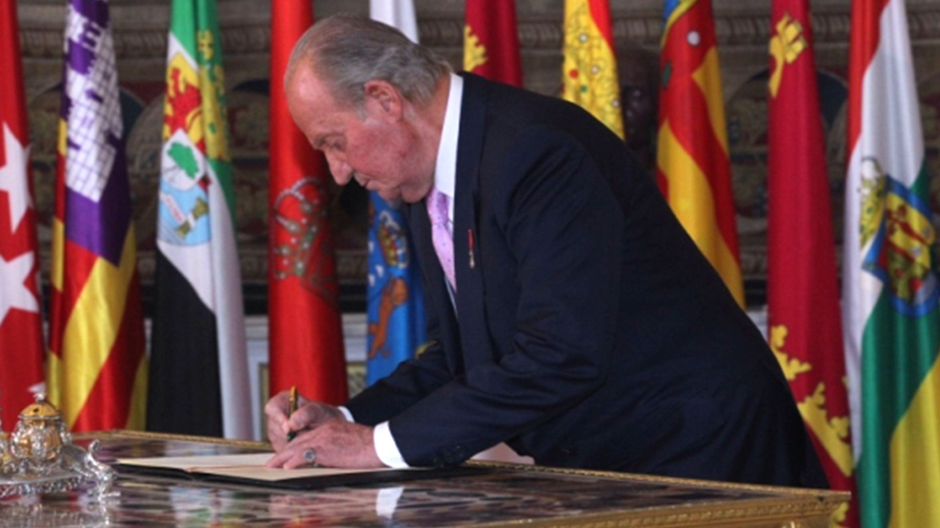 Juan Carlos ondertekent abdicatie