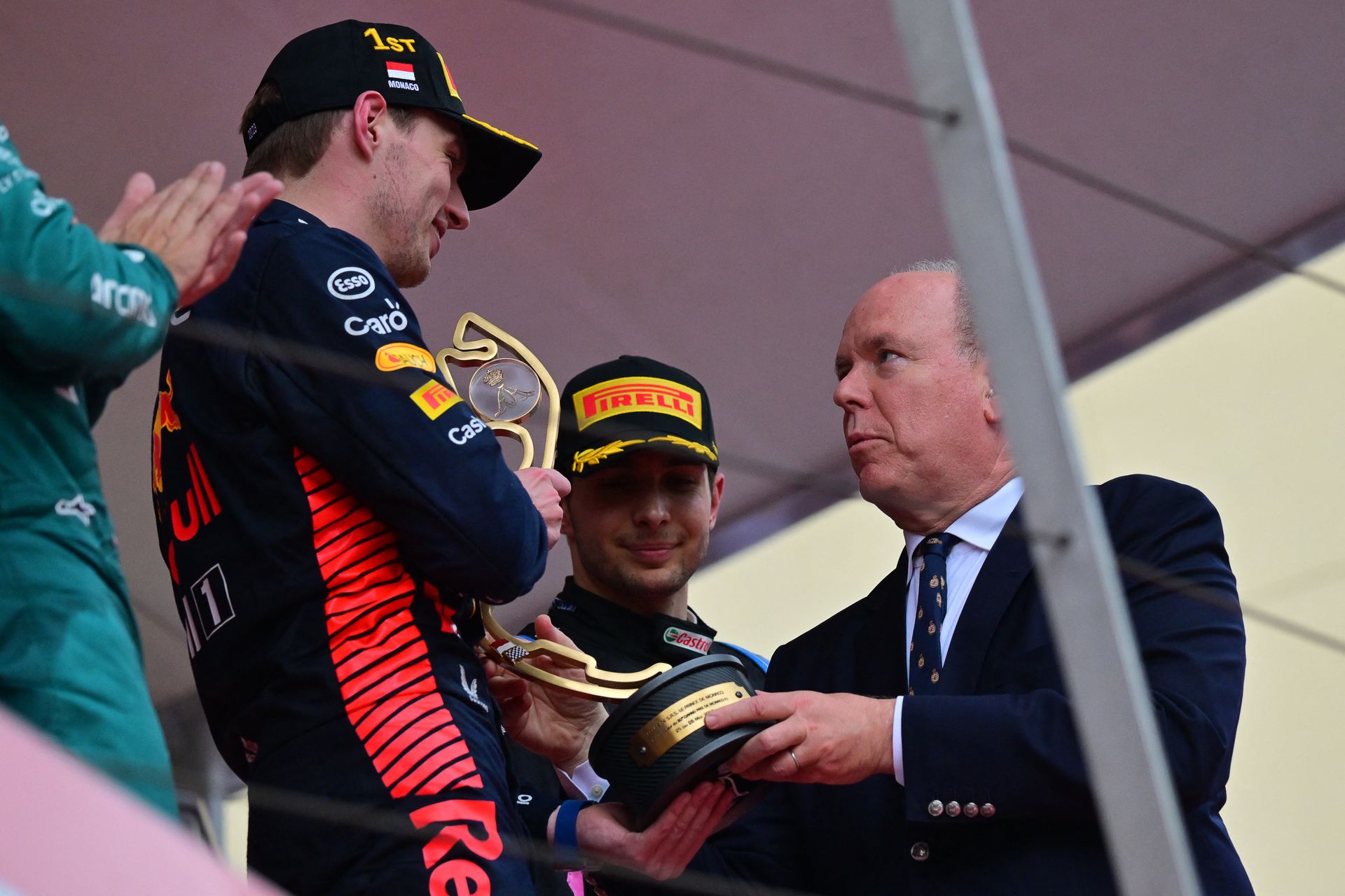 Prins Albert feliciteert Max Verstappen na zijn overwinning in de Grand Prix van Monaco van 2023.