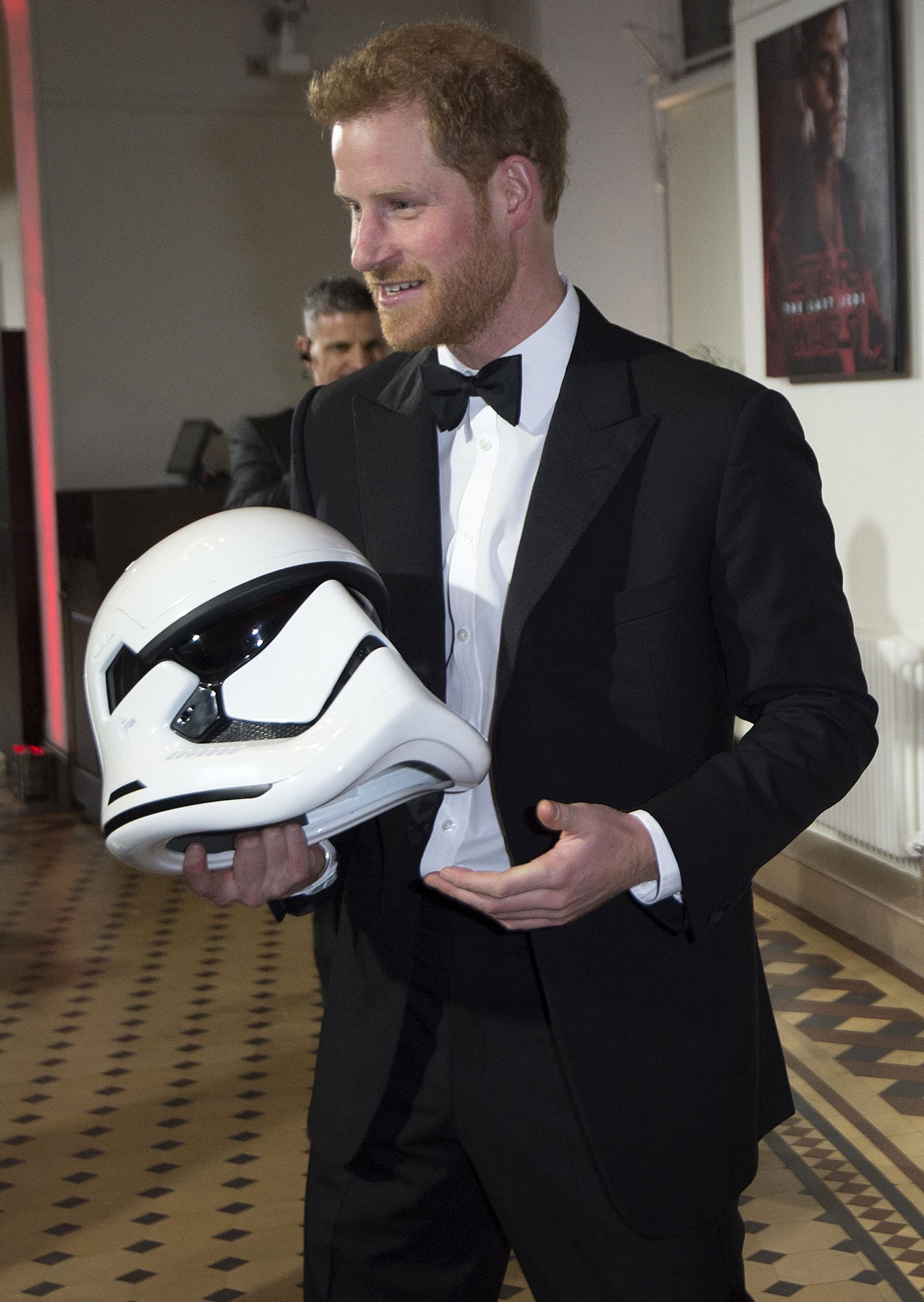 Prins Harry houdt een stormtrooperhelm vast tijdens de Europese première van Star Wars: The Last Jedi in 2017.