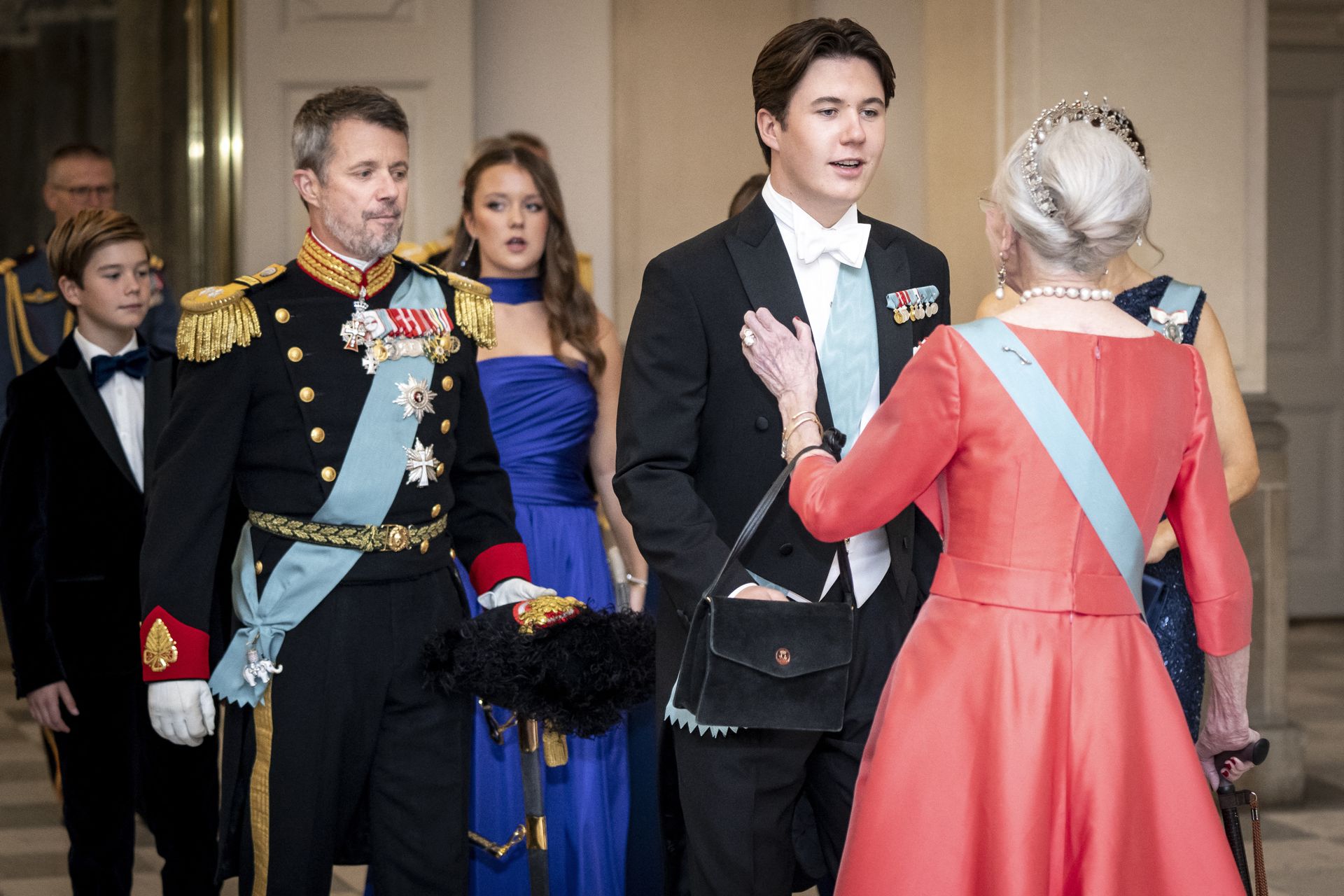Koningin Margrethe ontvangt kroonprins Frederik en prins Christian voor aanvang van het galadiner ter gelegenheid van prins Christians 18e verjaardag in 2023.