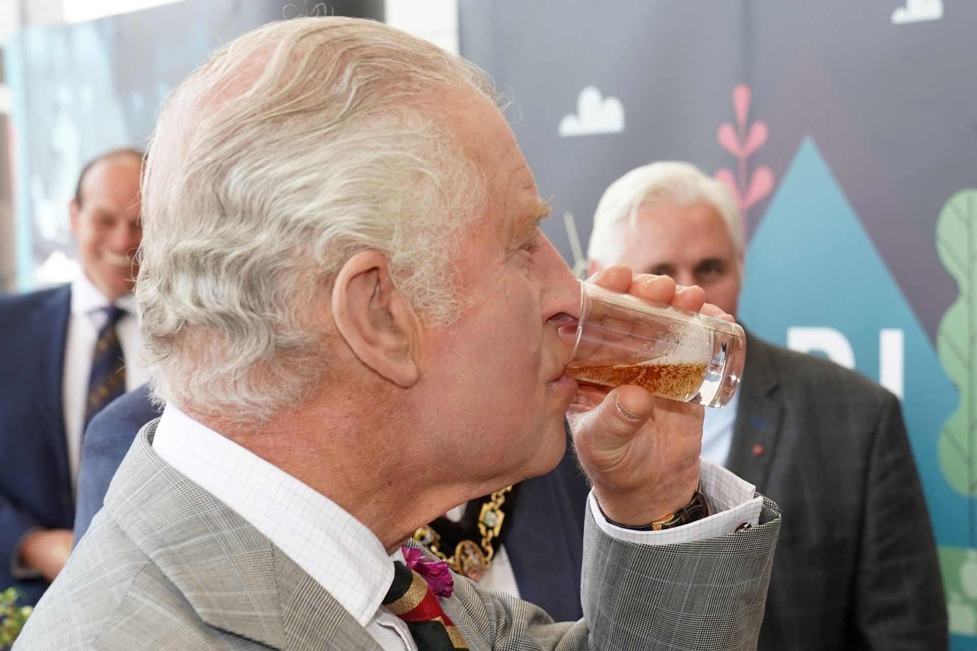 Charles drinkt drankje in Noord-Ierland