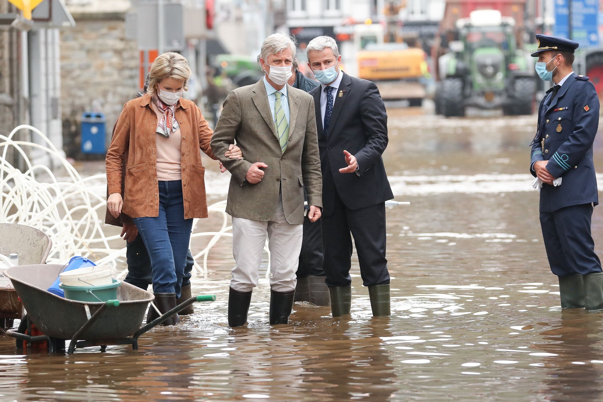De koning en koningin bezoeken Pepinster na de overstromingen in 2021.