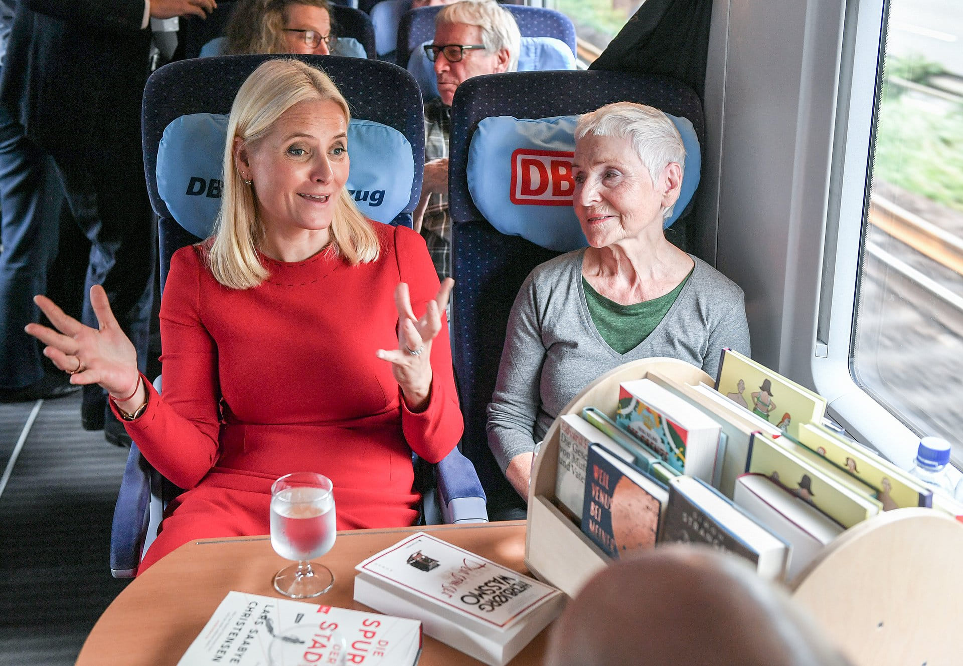 2019: Mette Marit organiseert jaarlijks de 'literatuurtrein'. in 2019 trok die van Zweden naar