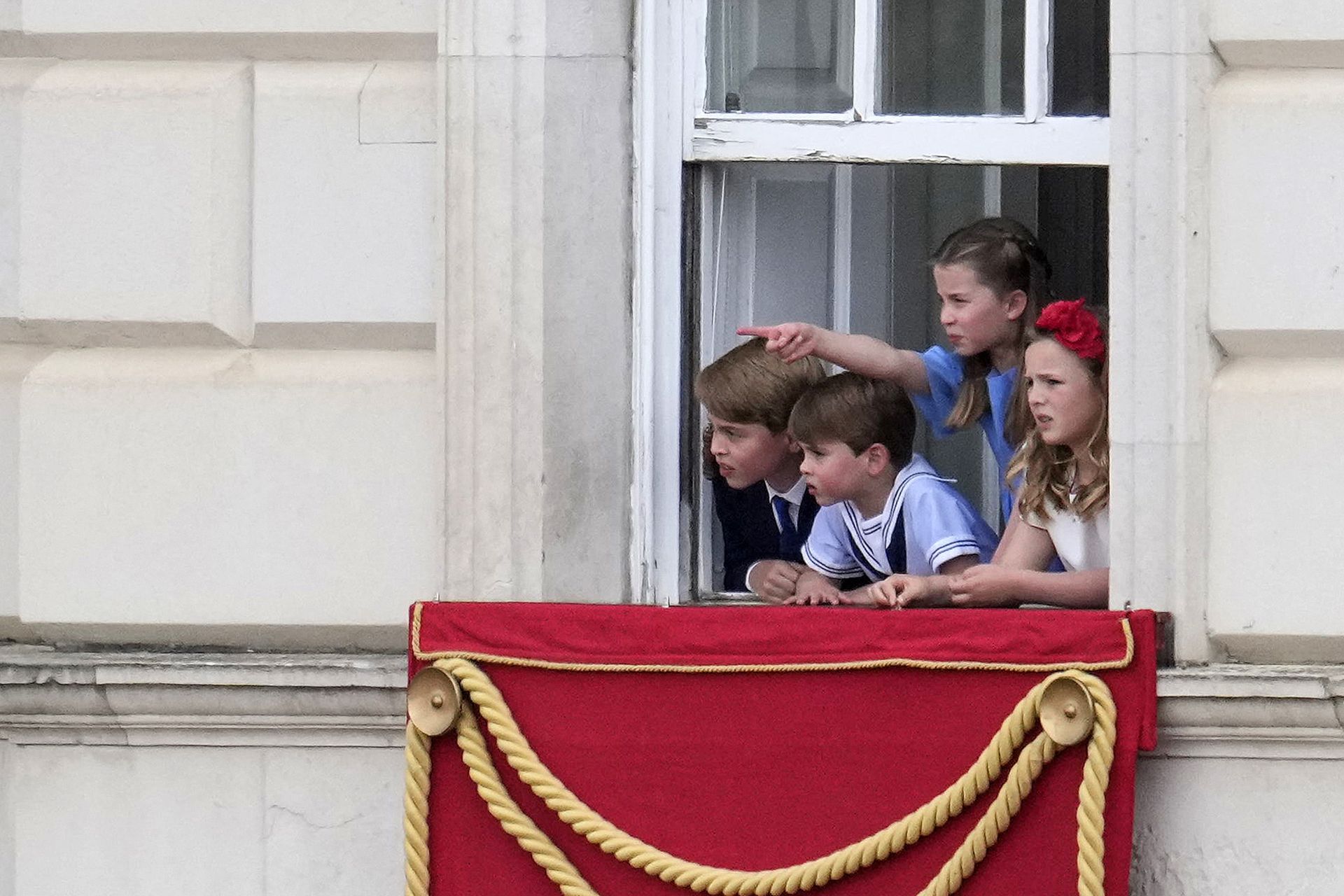 Vanuit het raam krijgen de kinderen een mooi overzicht van de troepen.