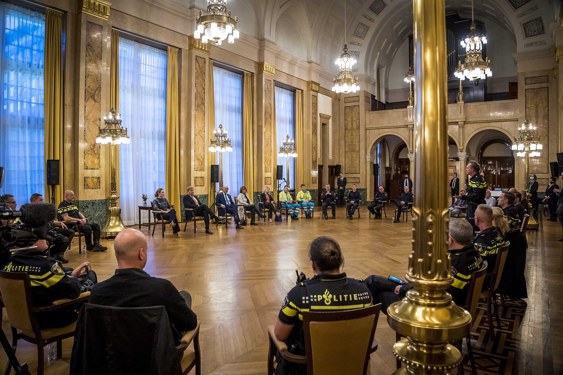 De koning spreekt in het Stadhuis van Rotterdam met de getroffen hulpverleners.