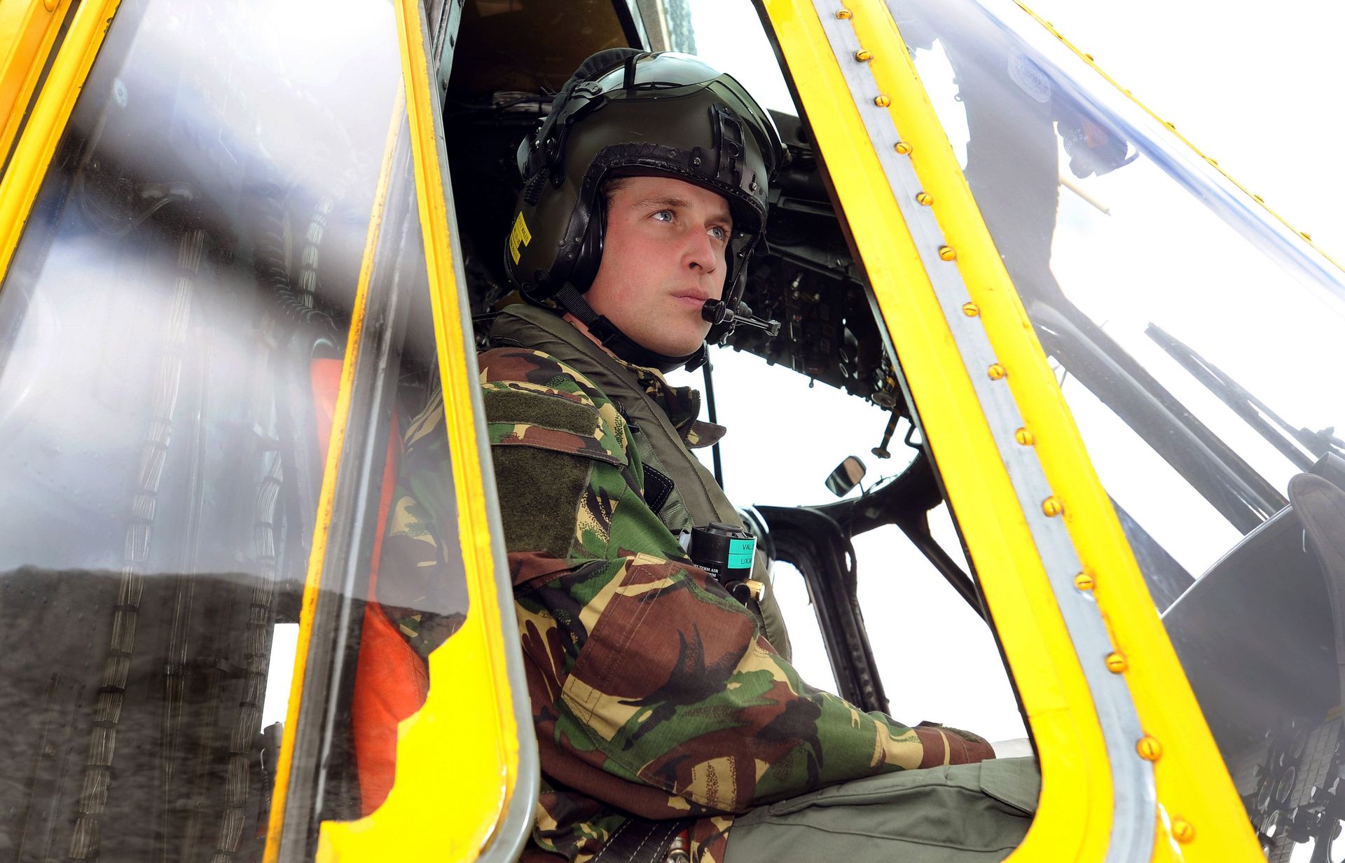 Prins William aan het stuur van een Sea King-helikopter tijdens een trainingsoefening op Holyhead Mountain in 2011.