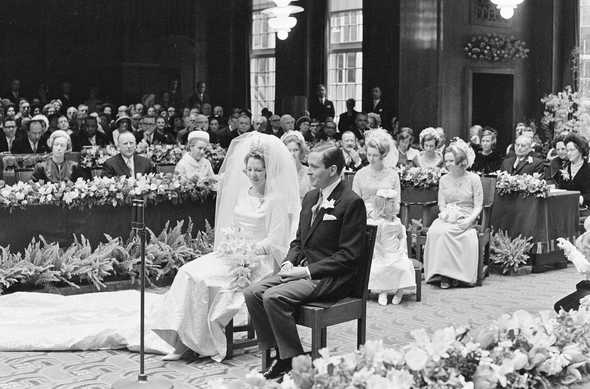 Huwelijk prinses Beatrix en Claus von Amsberg , bruidspaar in Raadszaal