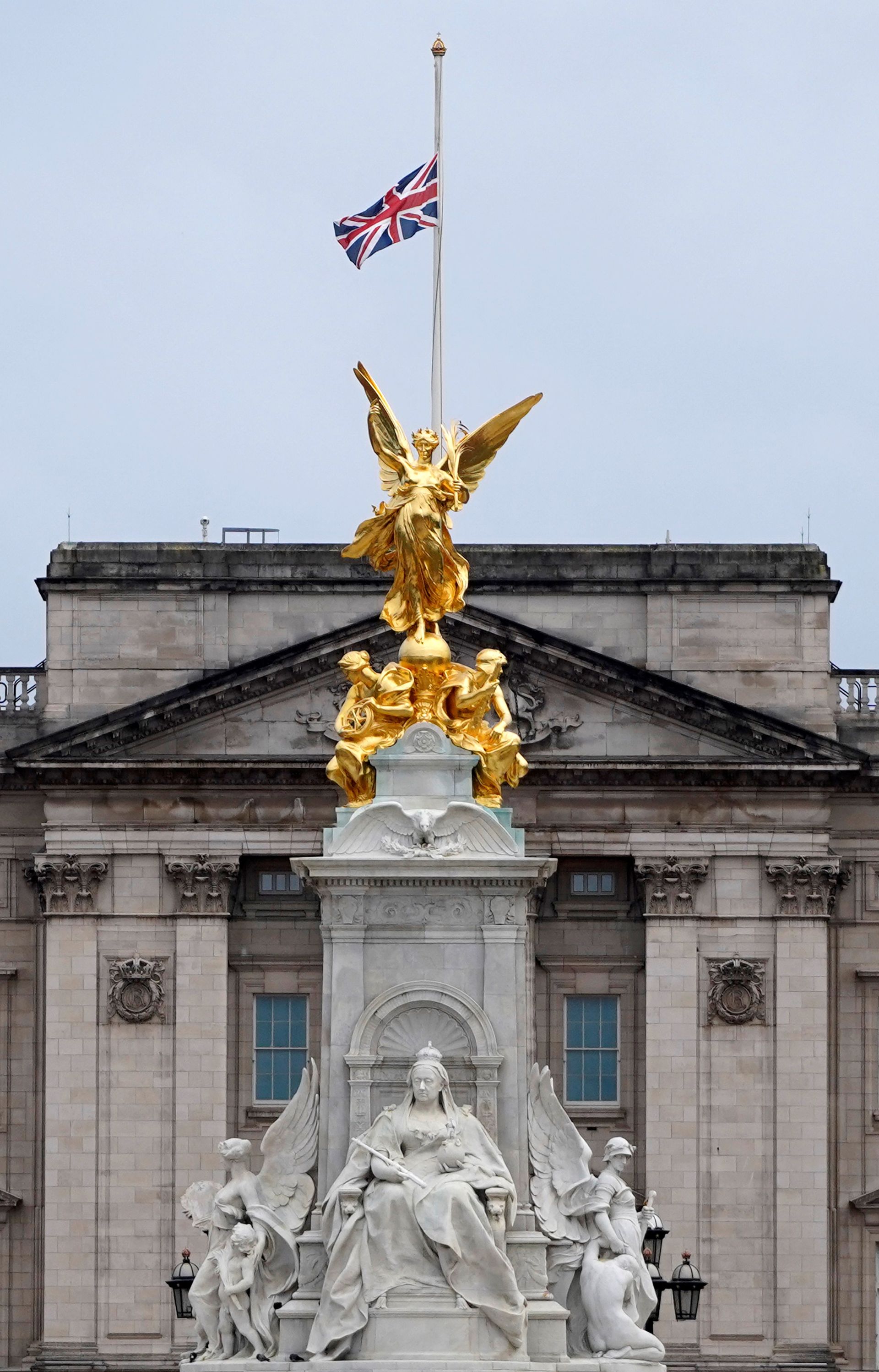Buckingham-Palace-Union-Jack