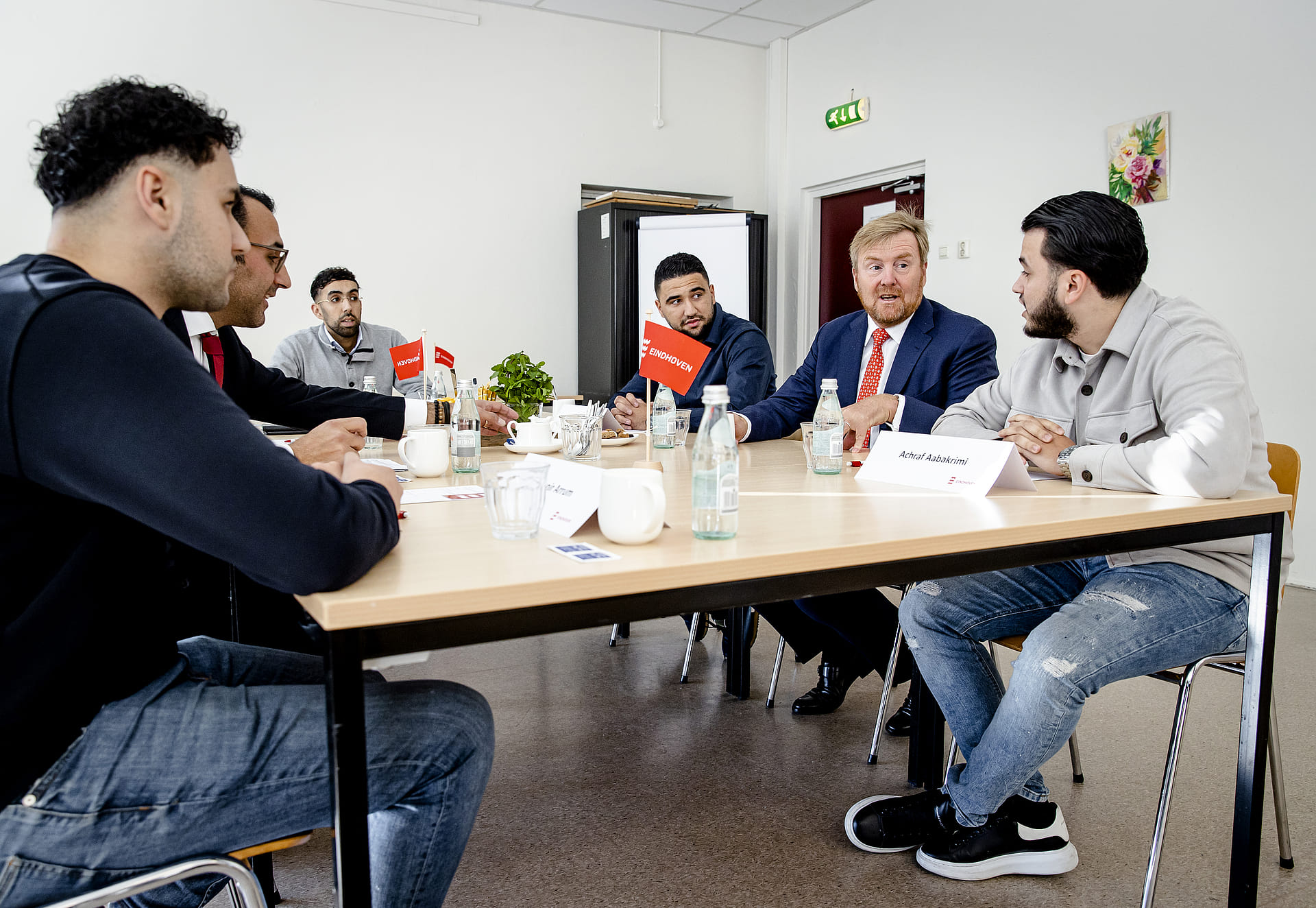 Koning_spreekt_jongeren_wijk_Eindhoven.jpg