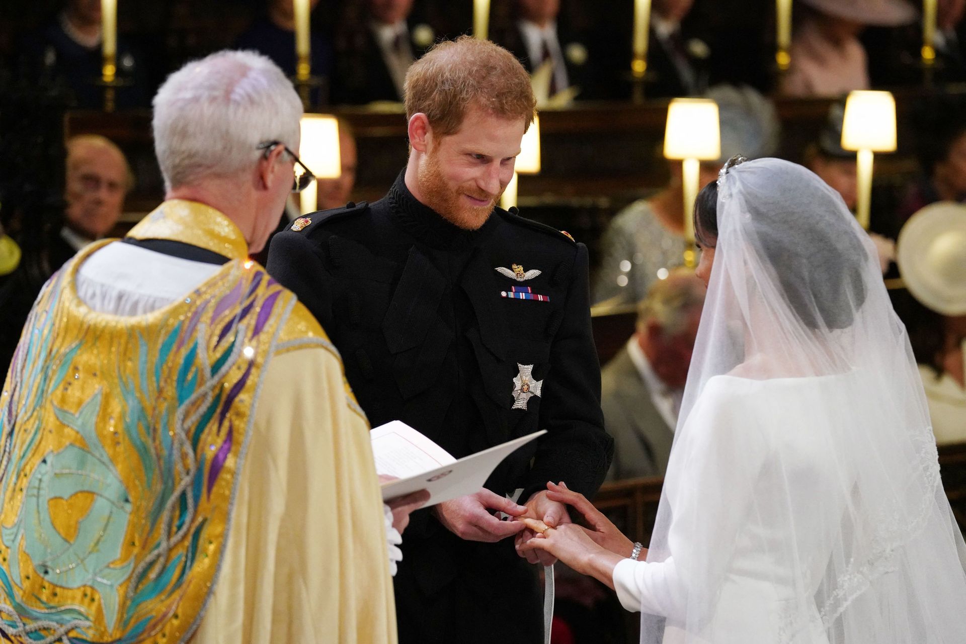 Prins Harry en hertogin Meghan tijdens het uitwisselen van de trouwringen in 2018.