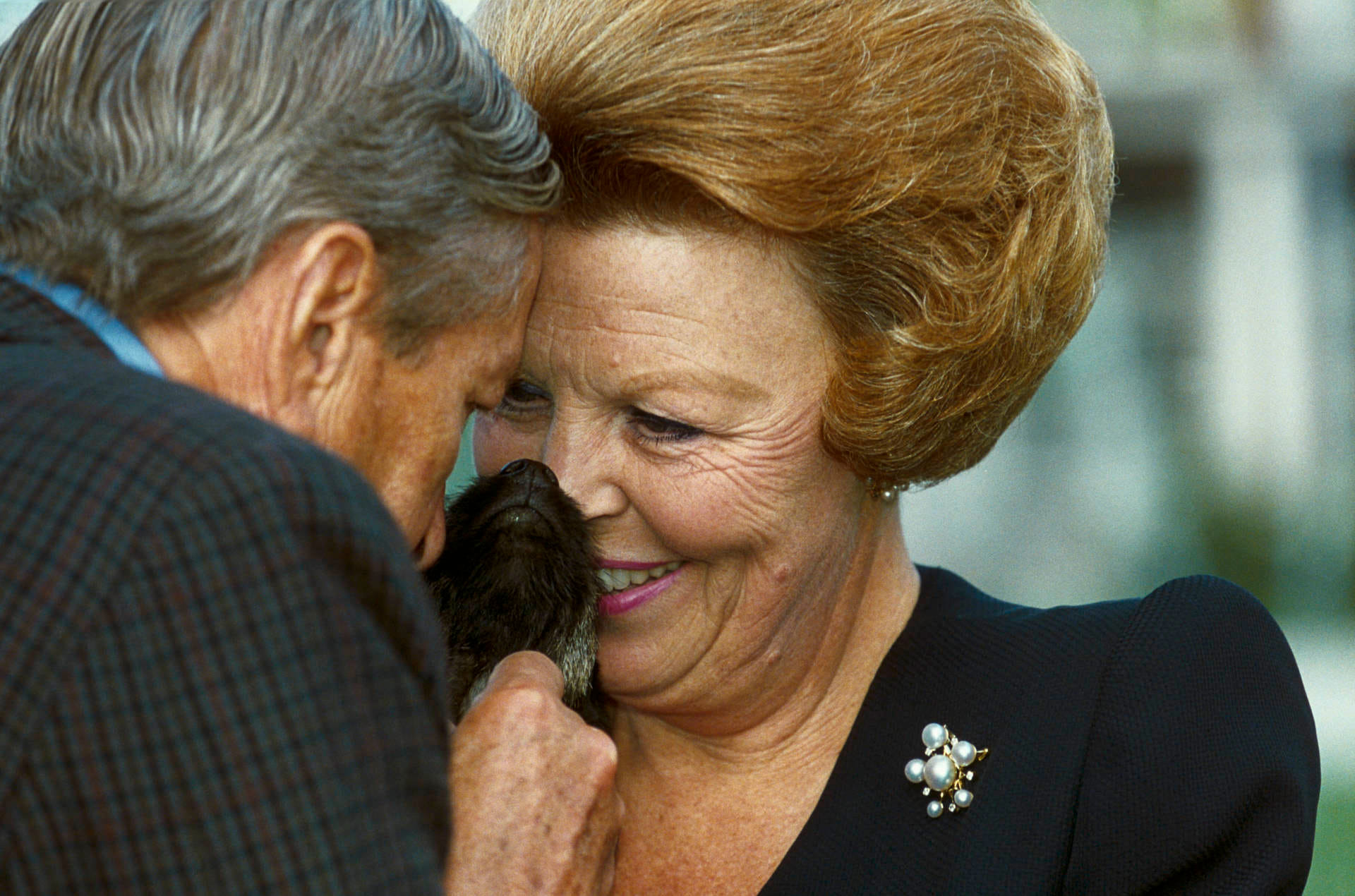 1993-Koningin-Beatrix-en-prins-Claus-met-hun-hond-Dushi-tijdens-de-zomer-fotosessie-in-de-tuin-van-paleis-Huis-ten-Bosch