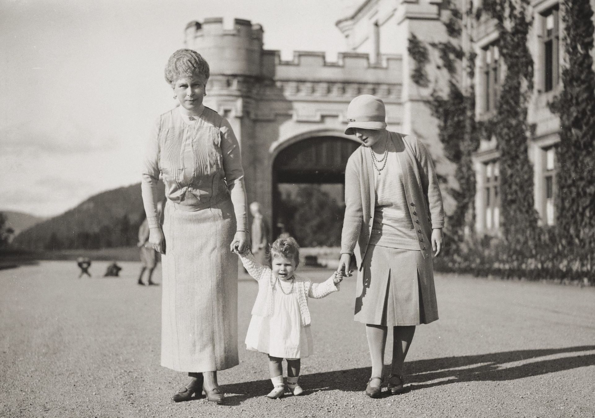 Koningin Mary (links), met aan haar hand haar kleindochter prinses Elizabeth op Balmoral Castle (1927).