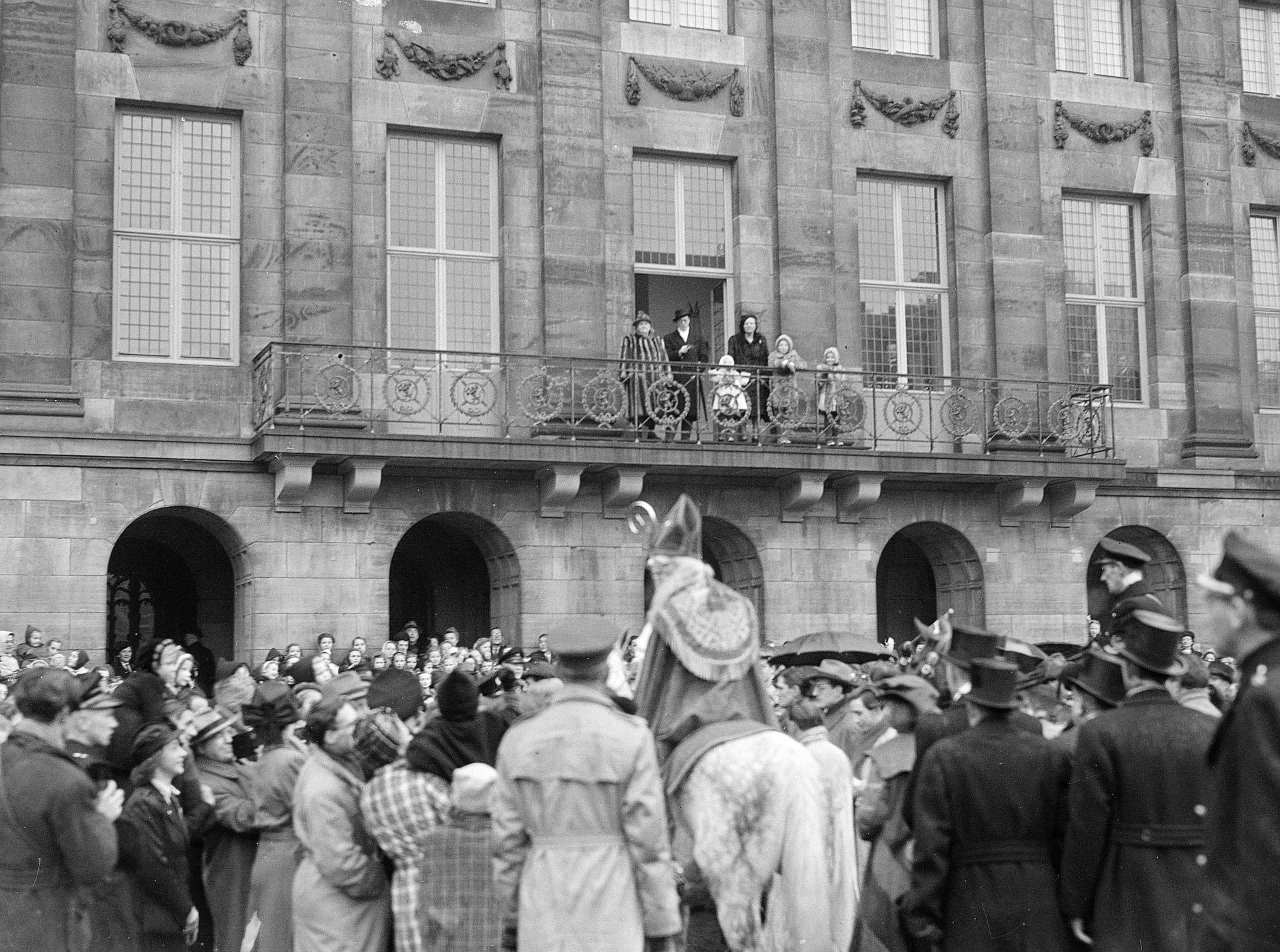 Amsterdam, 1947. Sinterklaas begroet na zijn jaarlijkse intocht in de hoofdstad de koninklijke