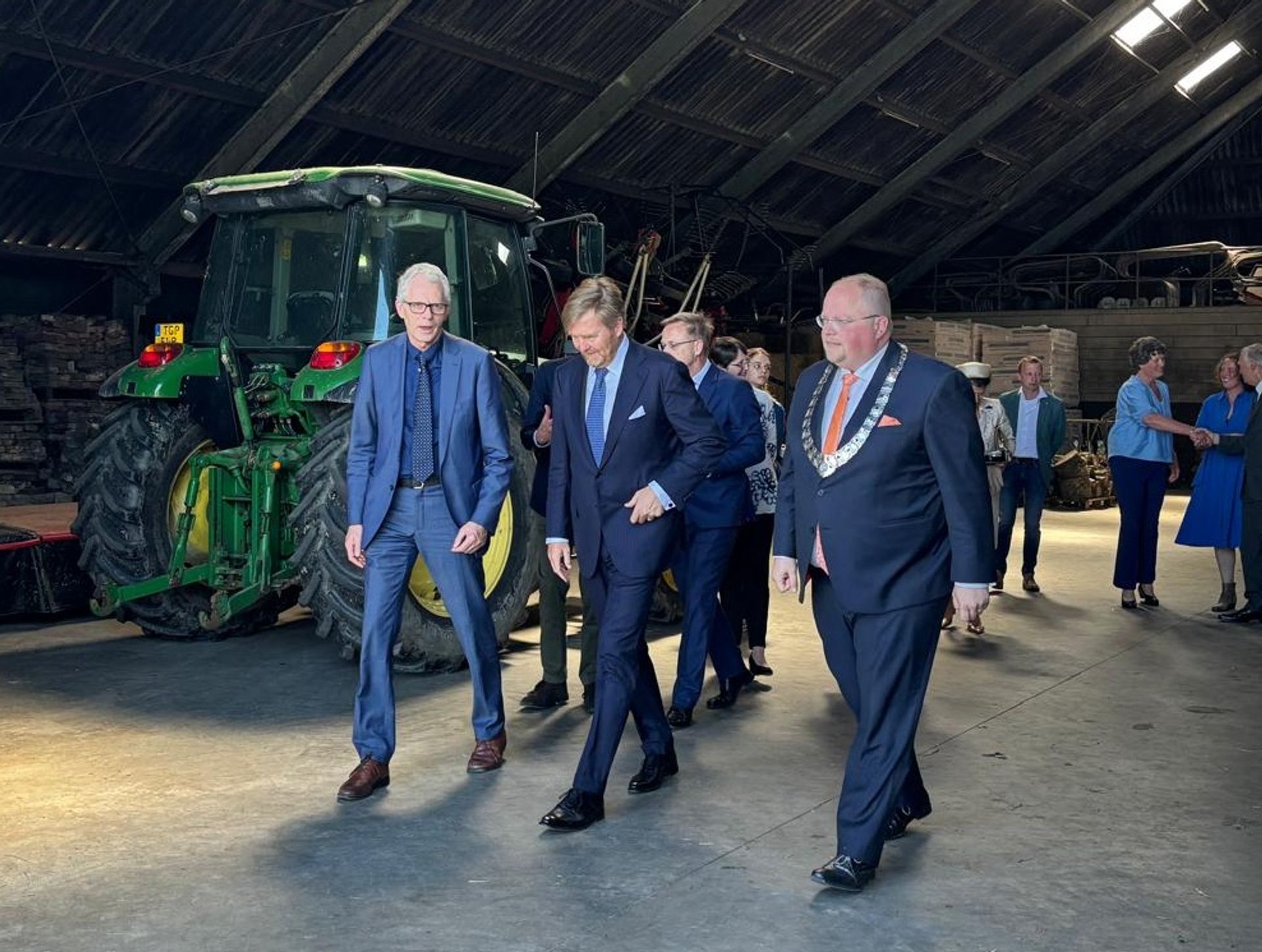 Koning Willem-Alexander arriveert op de boerderij van de familie Blikker in Stedum.
