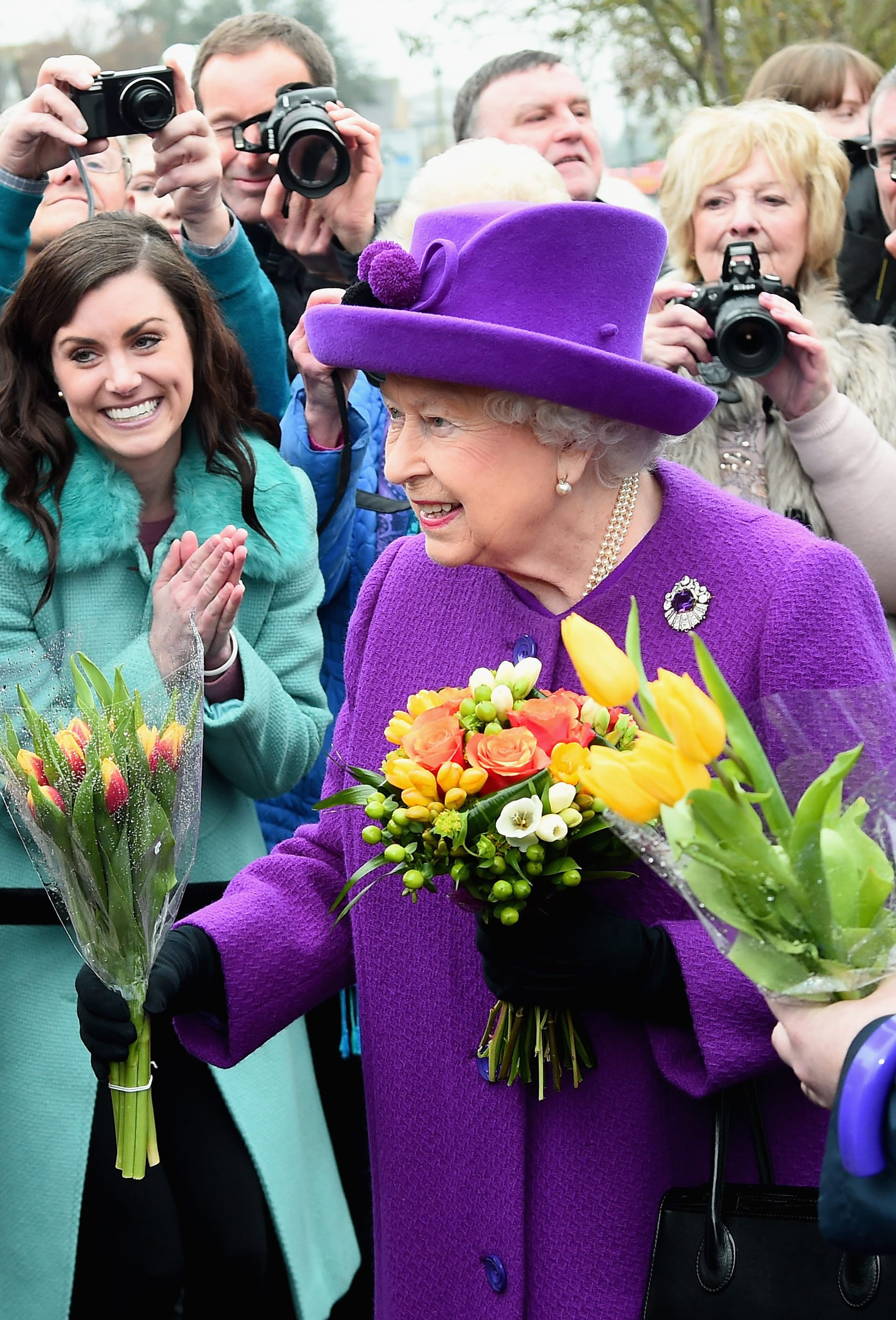 Elizabeth_krijgt_bloemen.jpg