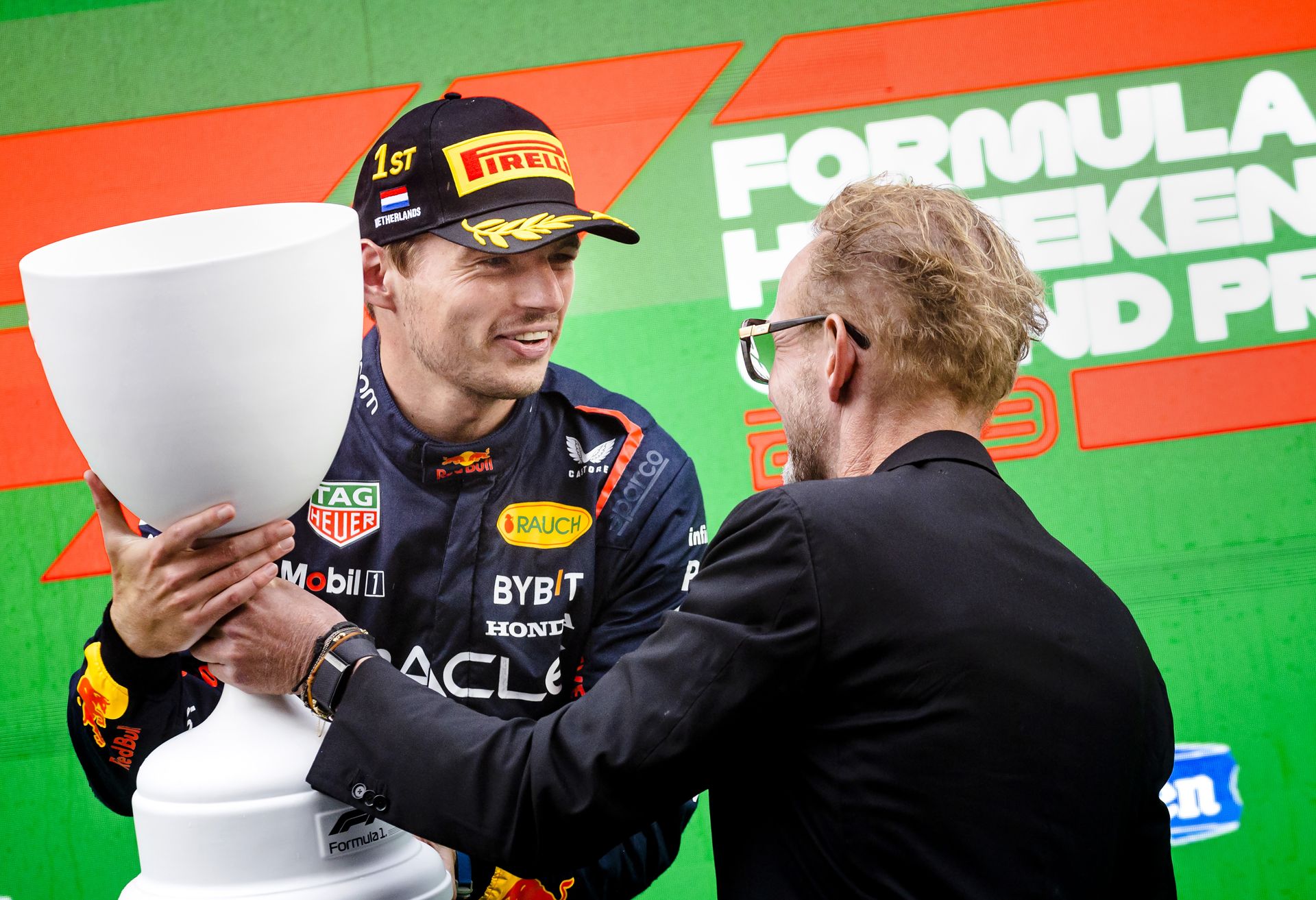 Prins Bernhard overhandigd de trofee aan Max Verstappen in 2023.