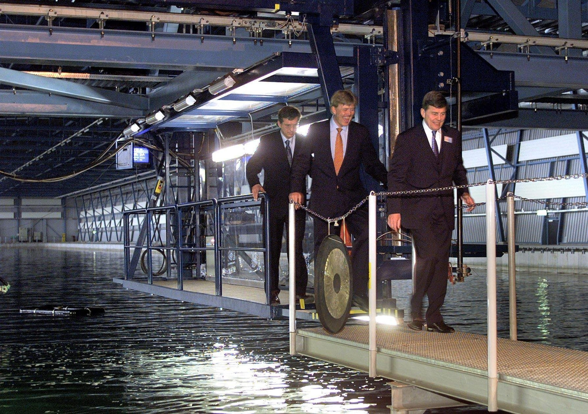 Prins Willem-Alexander opent in 2001 drie nieuwe testfaciliteiten in het MARIN te Wageningen.