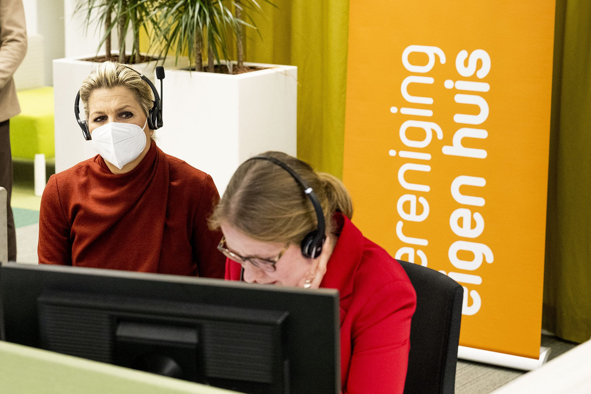 Koningin_luistert_mee_met_telefoongesprek.jpg