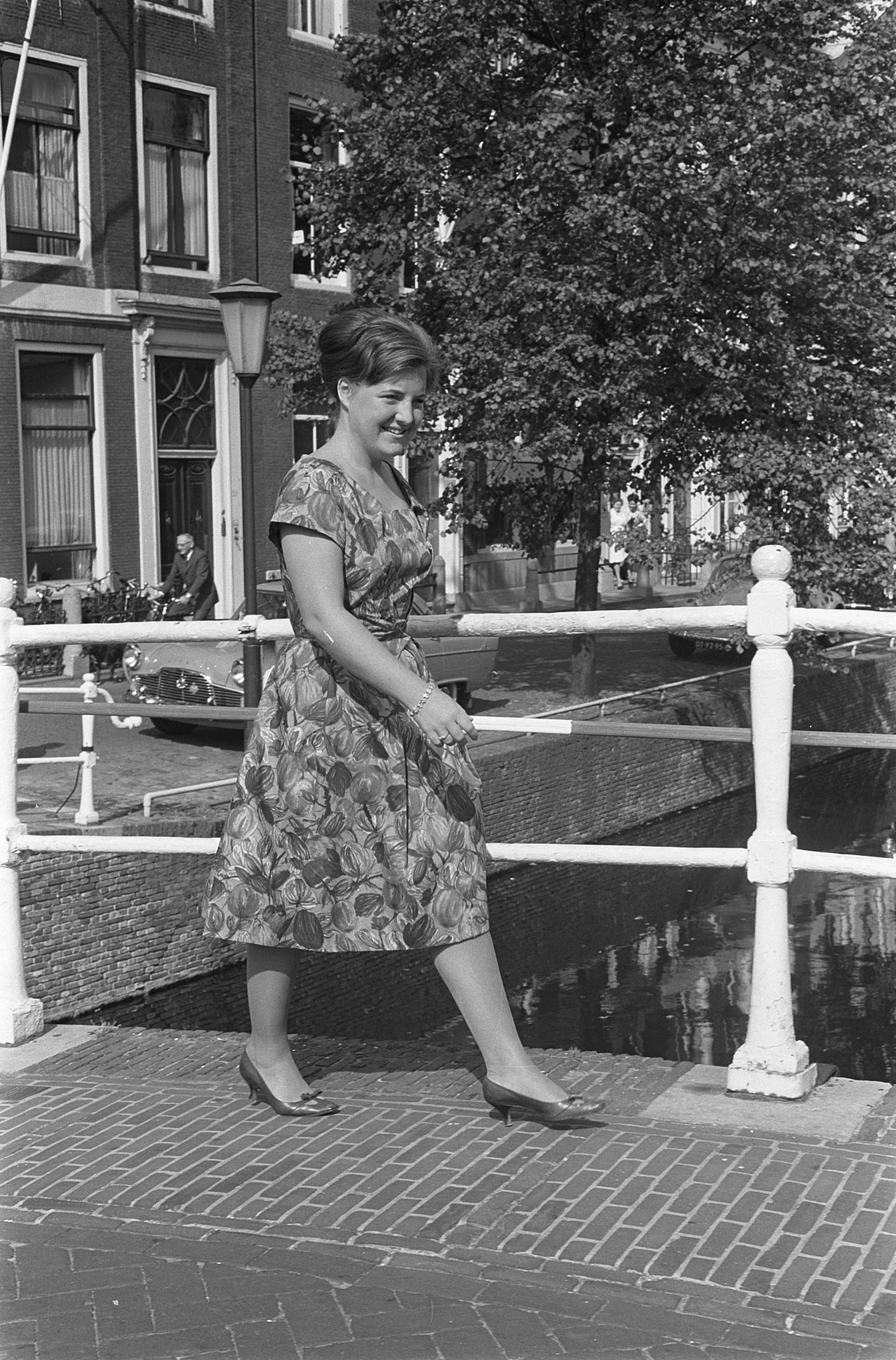 1962: Margriet in Leiden onderweg naar de universiteit.