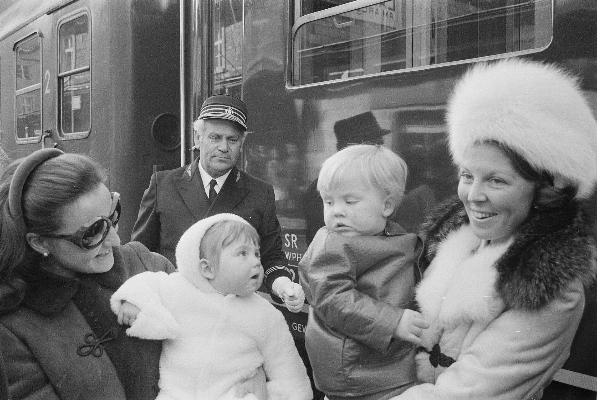 1969: Prinses Margriet met prins Maurits op de arm en rechts prinses Beatrix met Willem-Alexander.