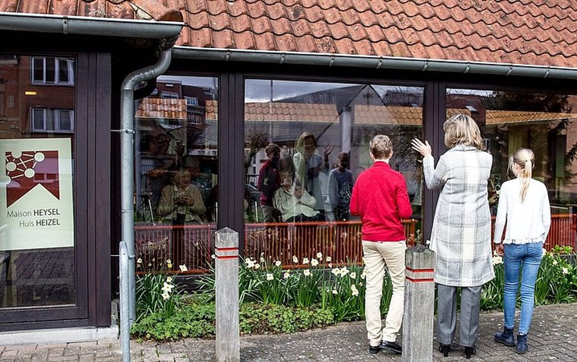 csm_Koningin_Mathilde_zwaait_naar_bewoners_1f180355bb.jpg