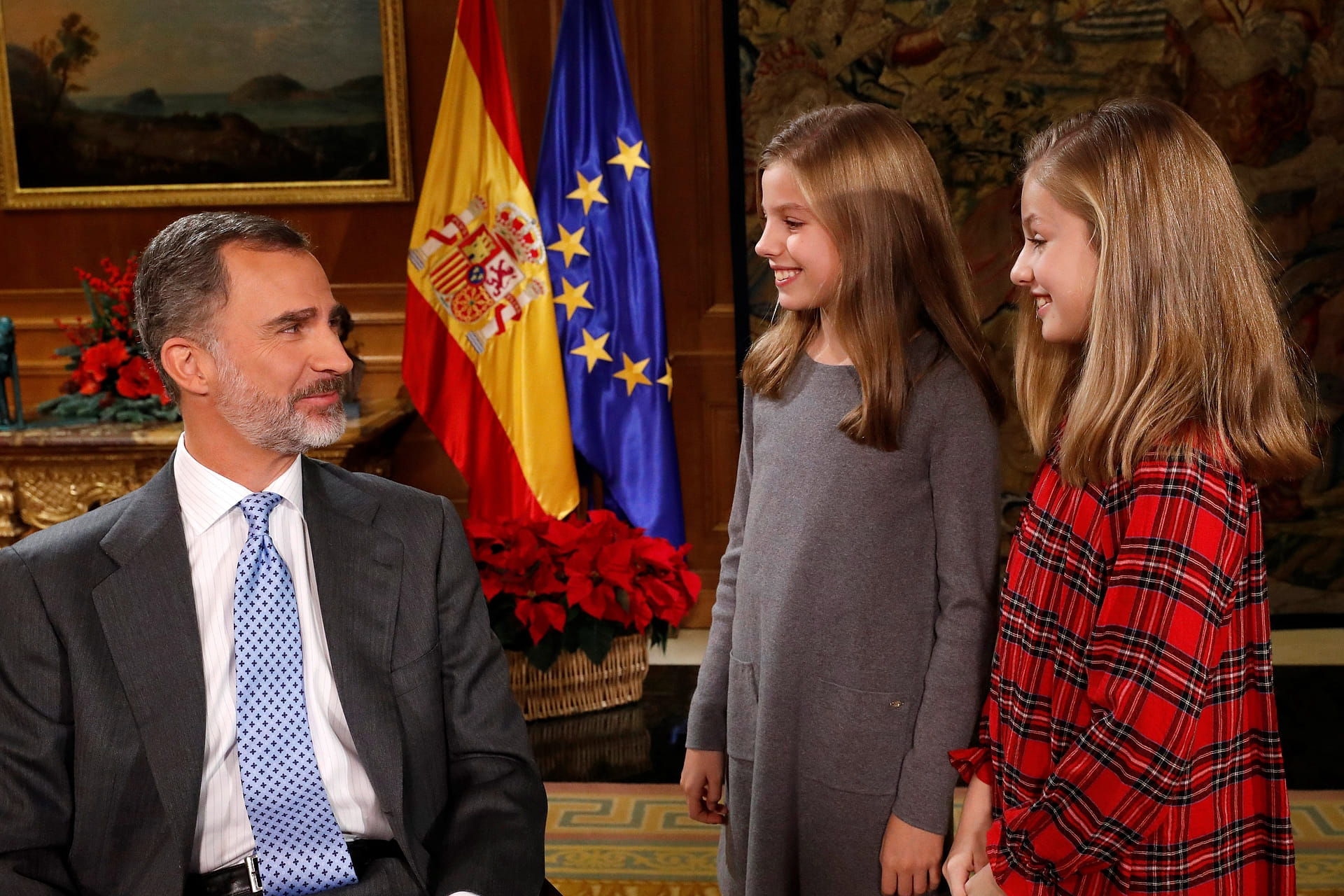 Koning Felipe met zijn dochters, tijdens de opname van de toespraak in 2017.