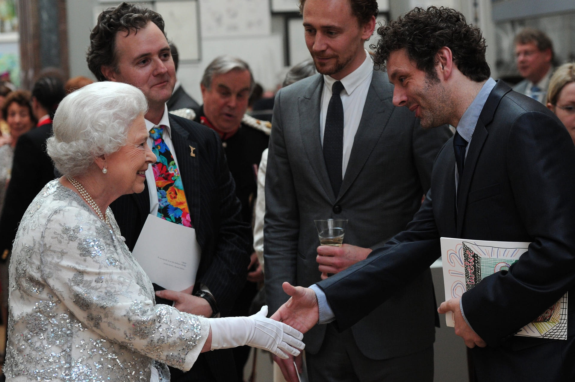 Koningin Elizabeth II ontmoet acteur Michael Sheen tijdens een bezoek aan de Royal Academy of Arts